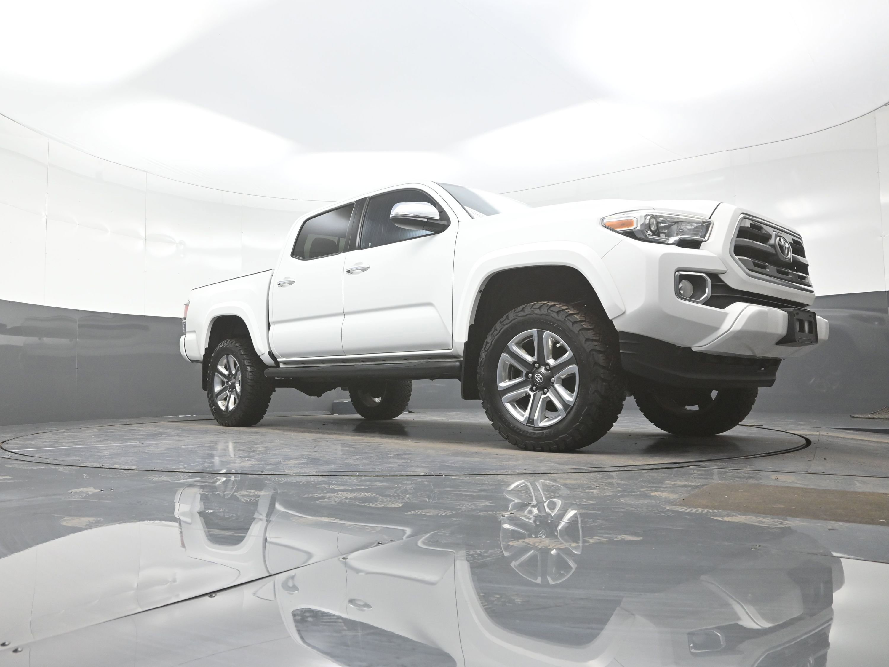 Used 2017 Toyota Tacoma Limited w/ Tow Package AWD/4WD image 9