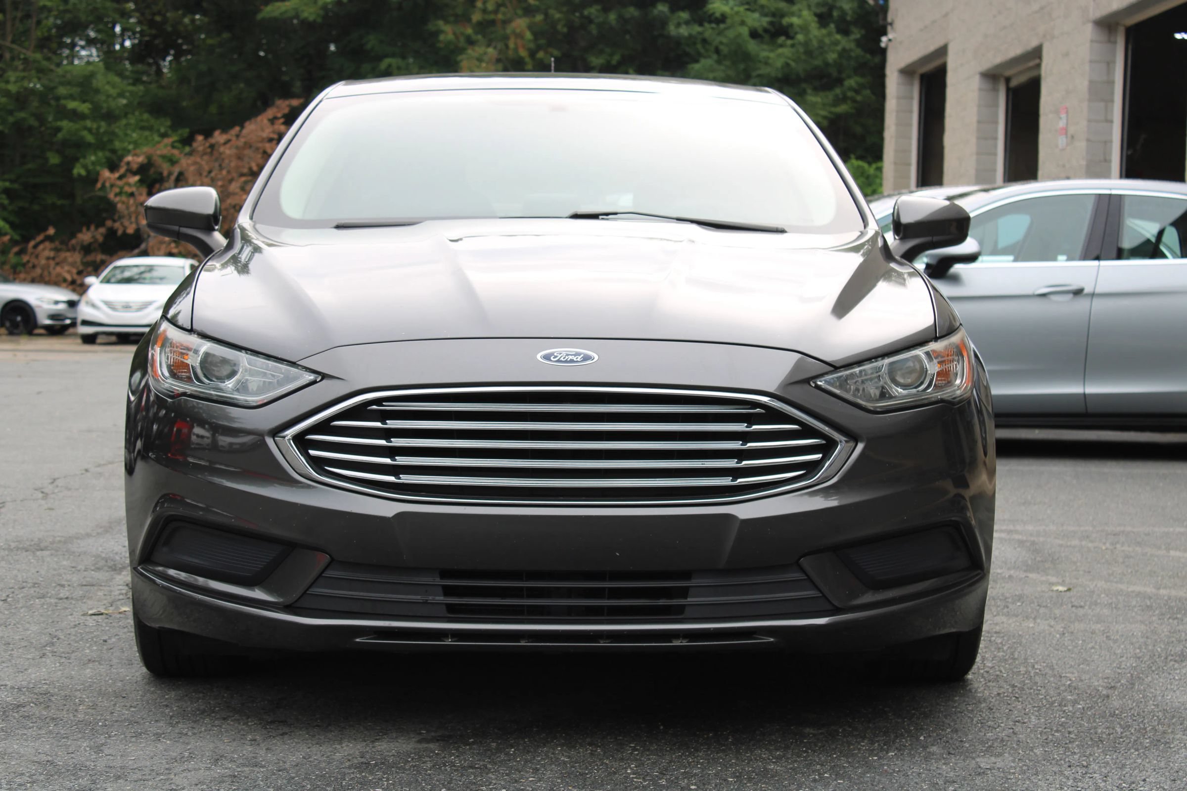 Used 2017 Ford Fusion SE w/ Fusion SE Technology Package FWD image 2