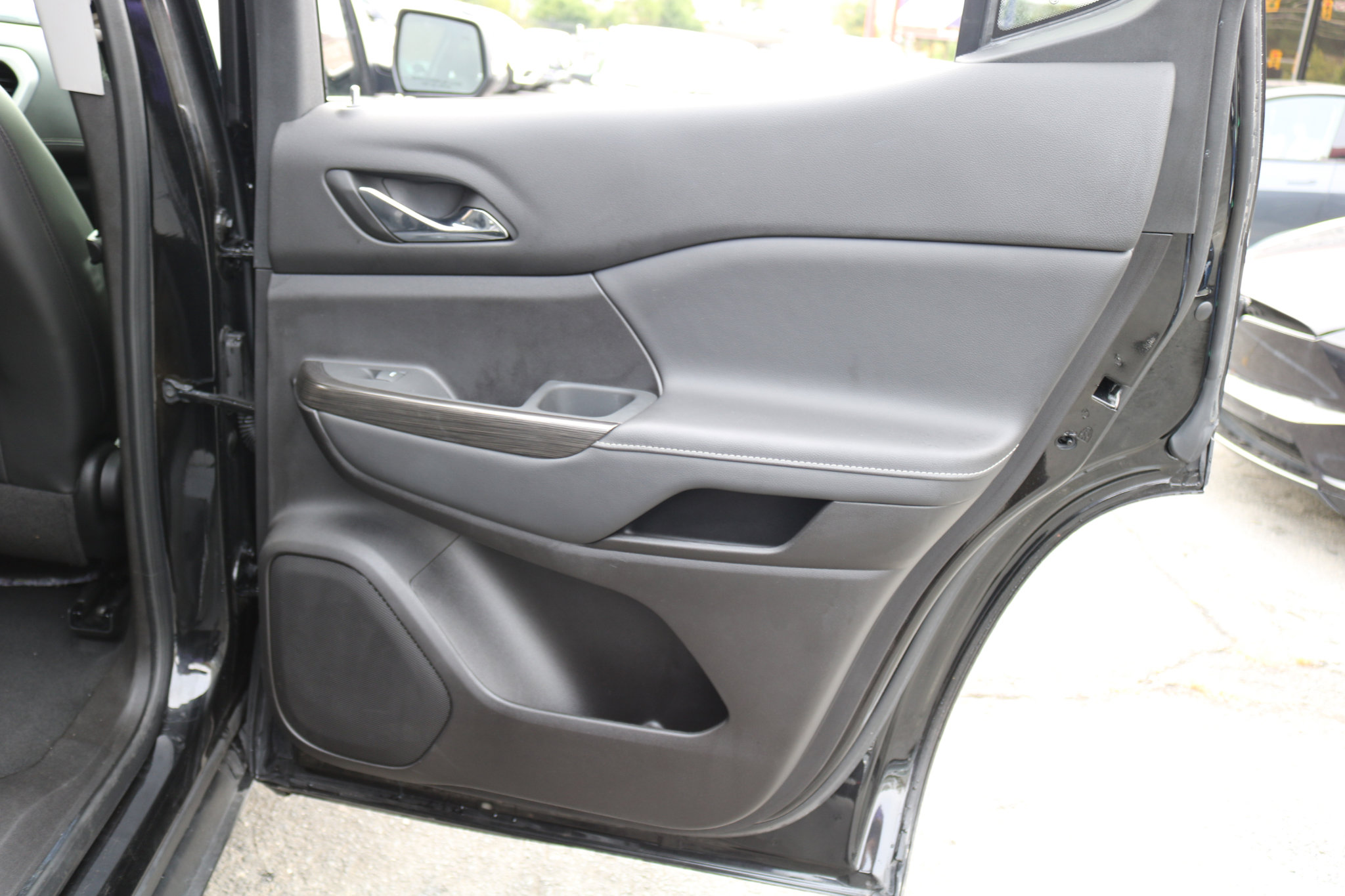 Used 2023 GMC Acadia SLT image 33
