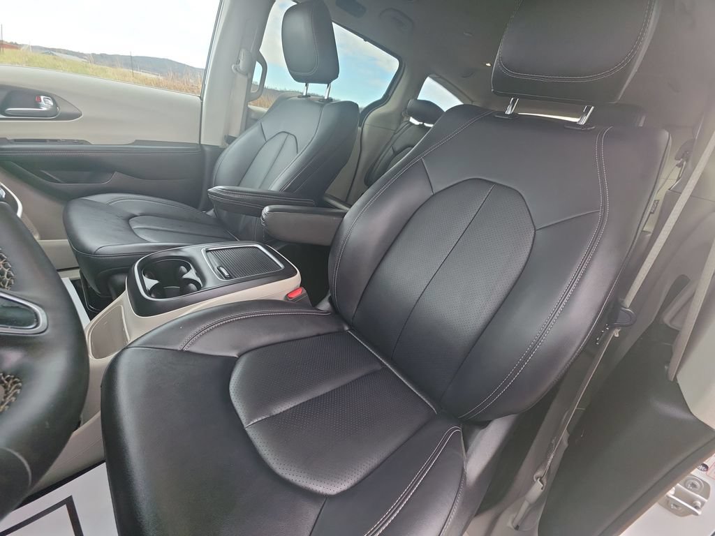 Used 2024 Chrysler Pacifica Touring-L FWD image 11