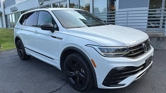 Used 2023 Volkswagen Tiguan SE R-Line AWD/4WD image 3