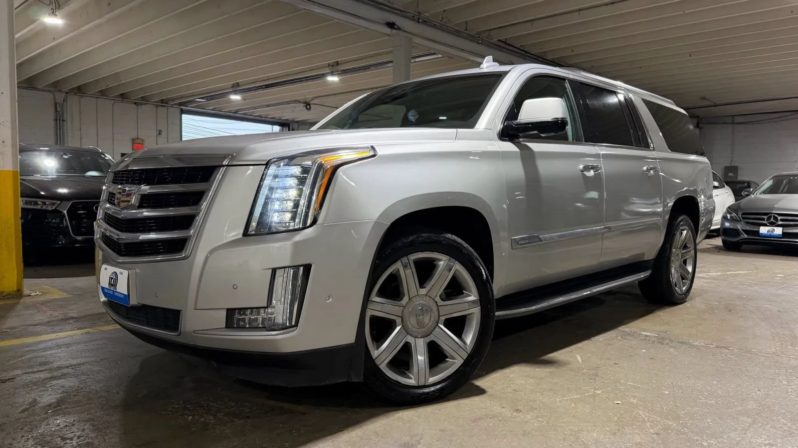 Used 2017 Cadillac Escalade ESV Luxury AWD/4WD image 2