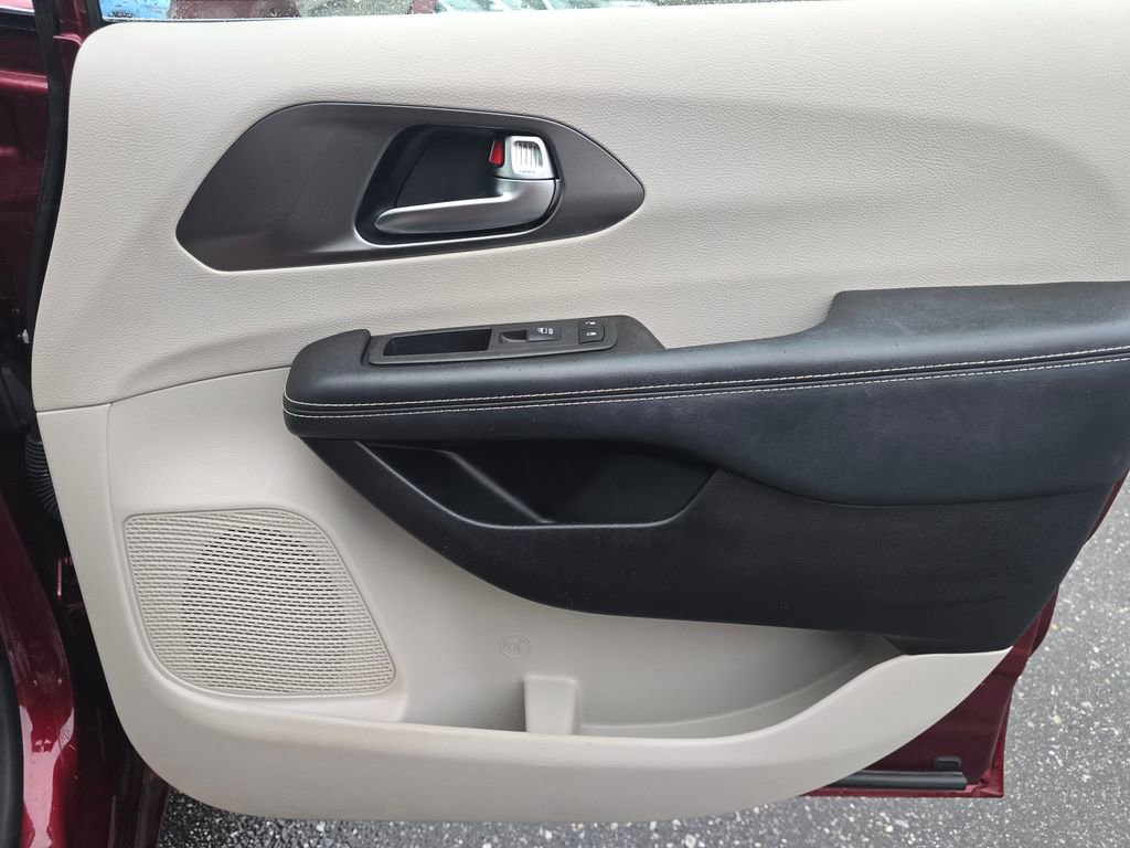 Used 2022 Chrysler Pacifica Touring-L image 46