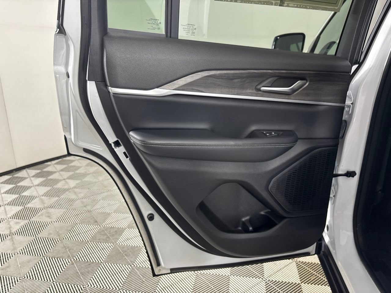 Used 2023 Jeep Grand Cherokee Limited AWD/4WD image 24