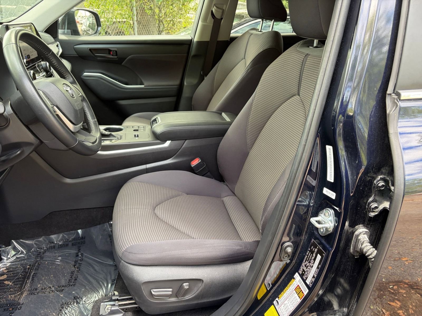 Used 2025 Toyota Highlander LE image 28