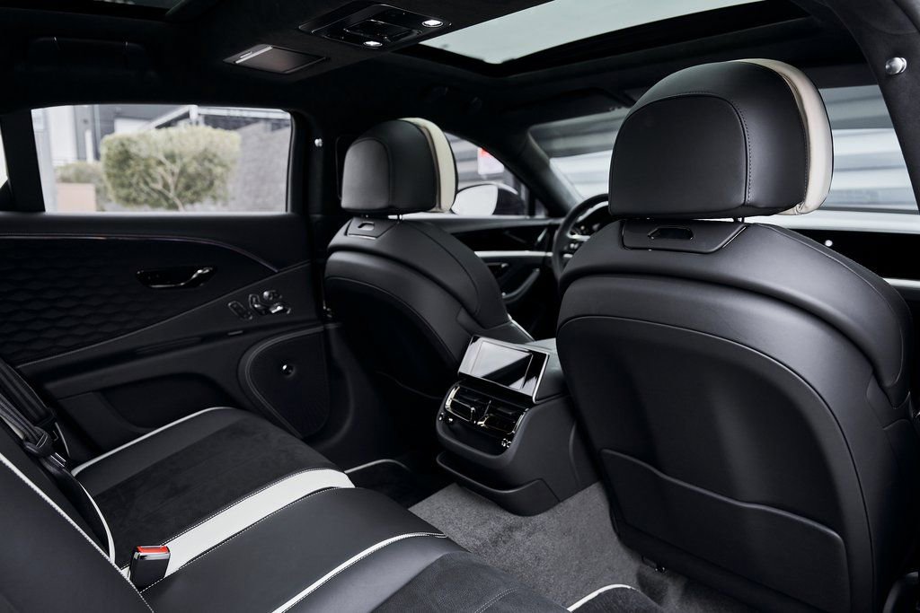 Used 2025 Bentley Flying Spur Plug-In Hybrid image 41