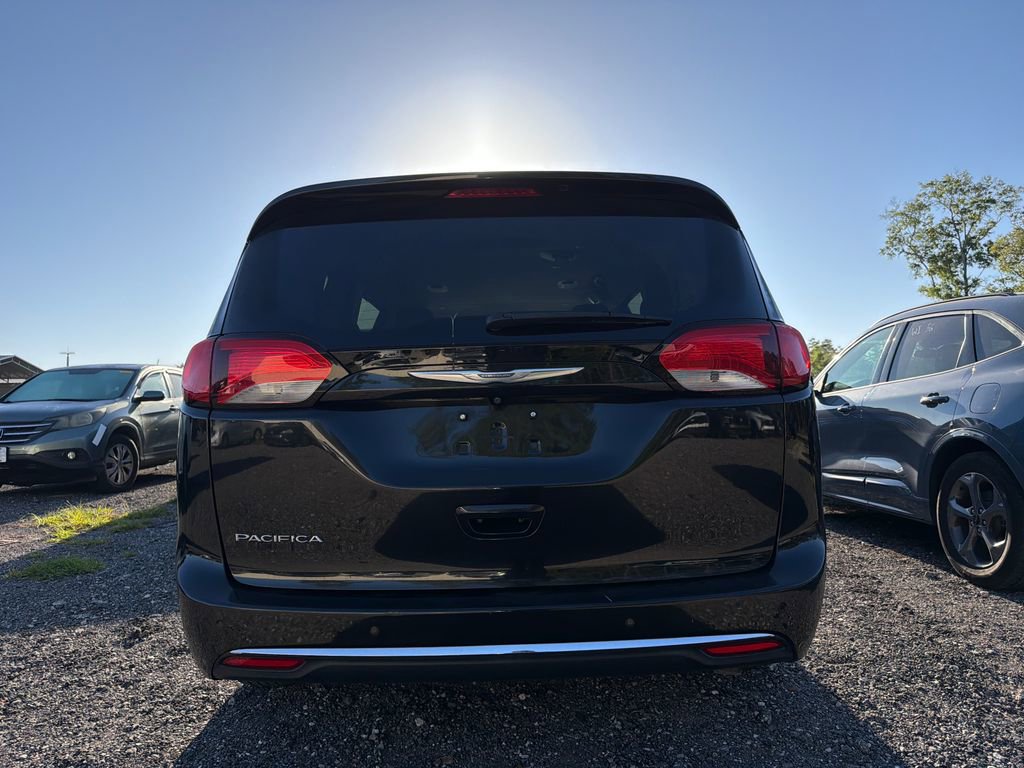 Used 2017 Chrysler Pacifica Touring-L w/ 13 Speaker Alpine Sound Group image 6