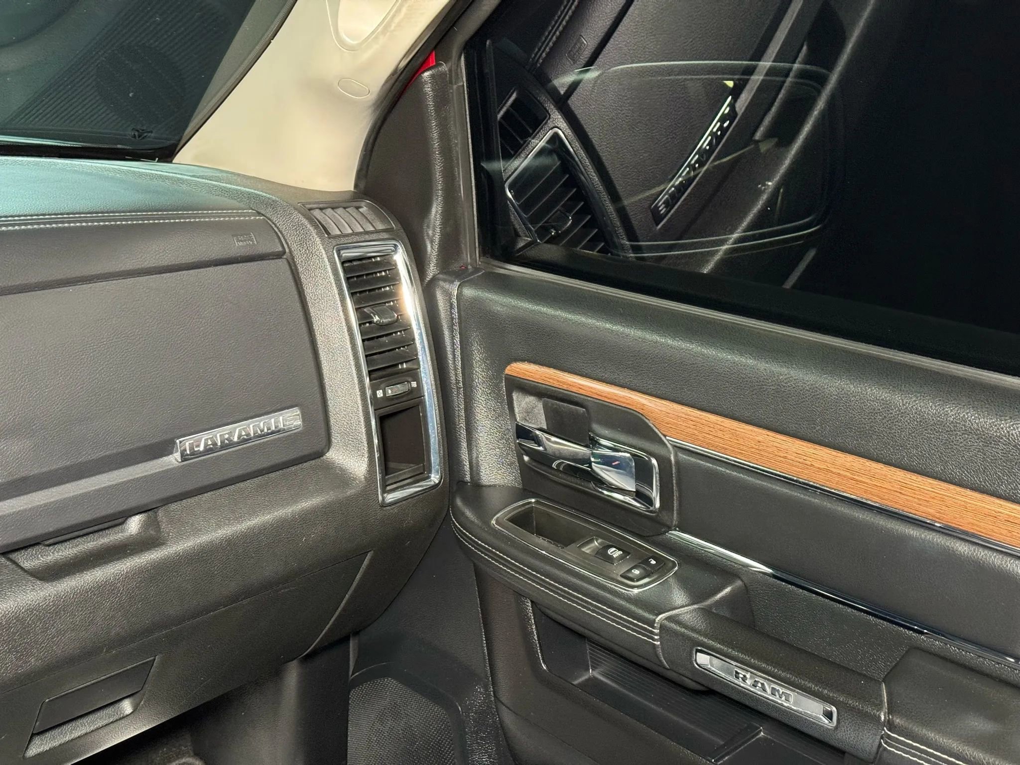 Used 2014 RAM 1500 Laramie image 24