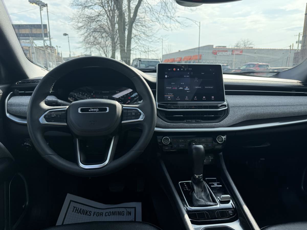 Used 2024 Jeep Compass Latitude w/ Sun and Sound Group image 19