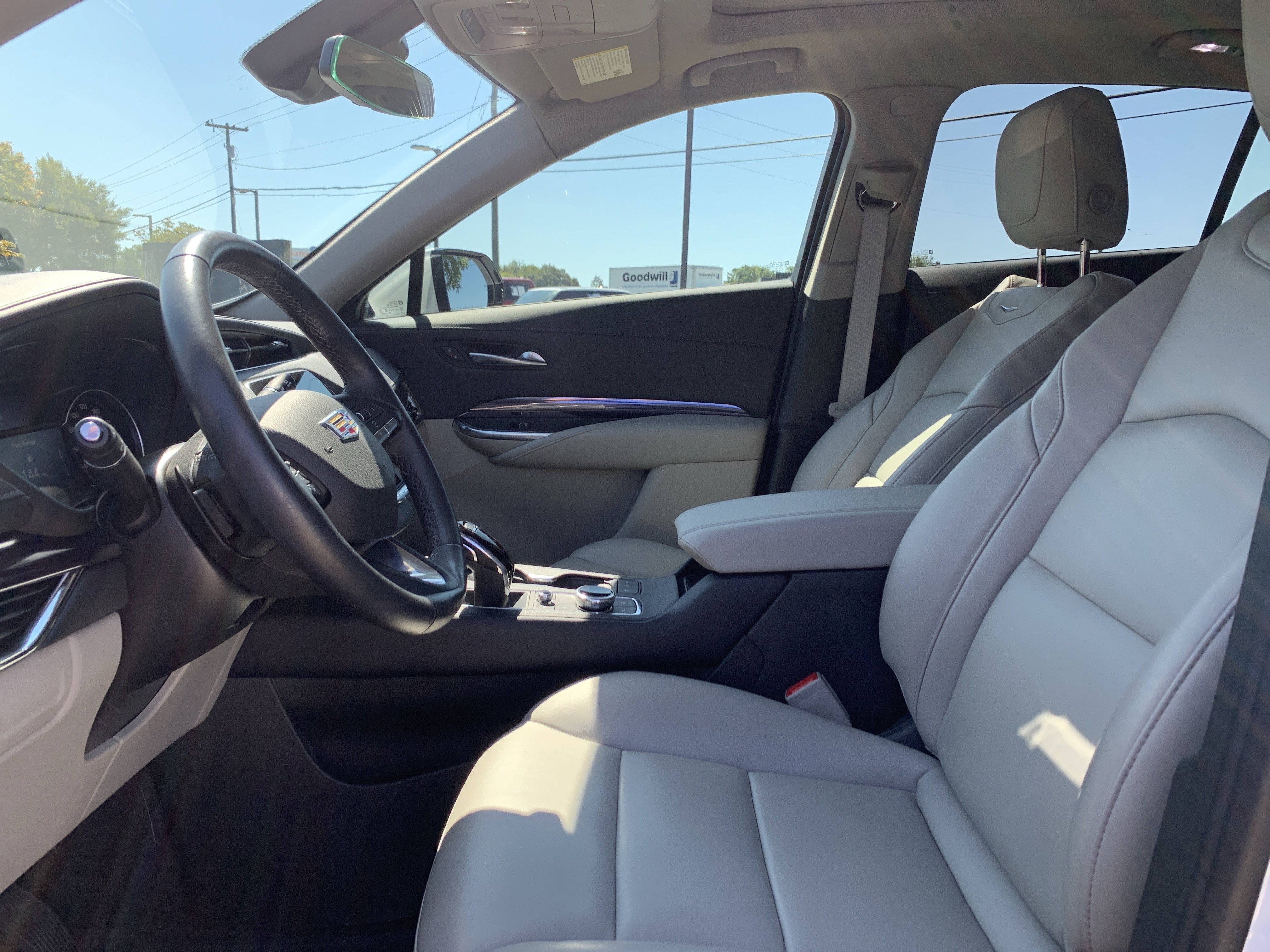 Used 2023 Cadillac XT4 Luxury w/ Cold Weather Package FWD image 16