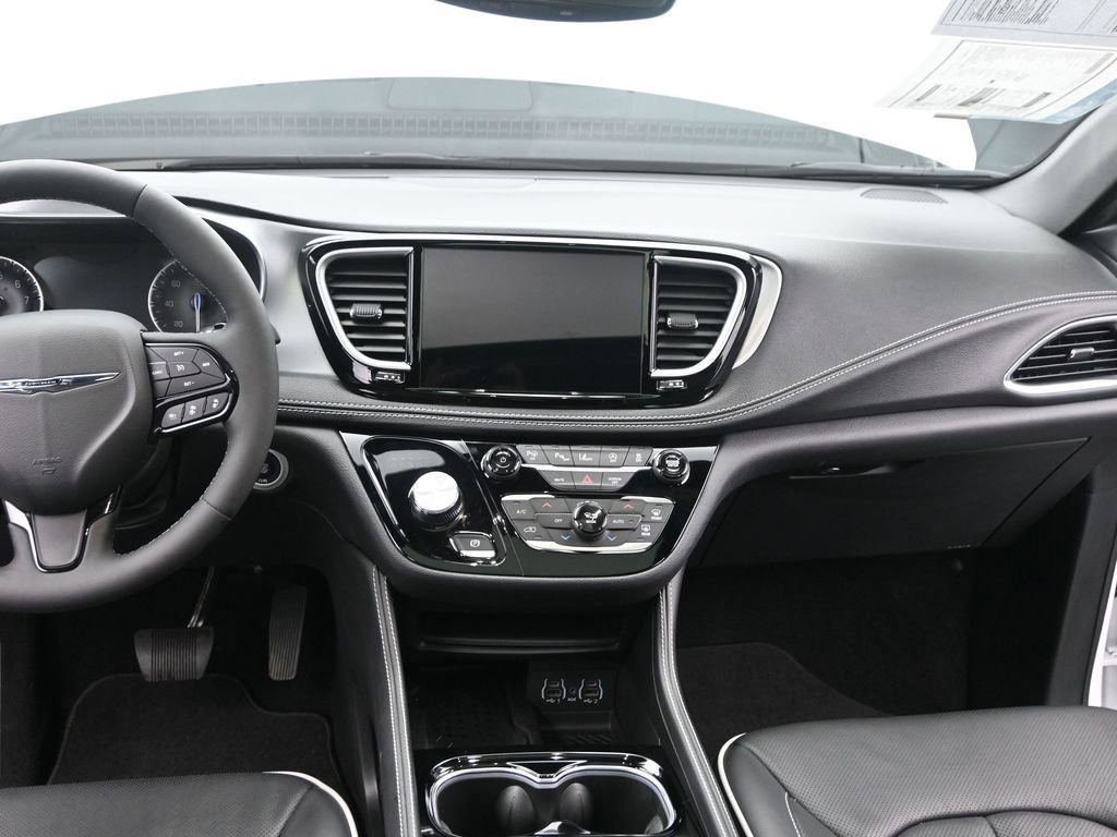 Used 2025 Chrysler Pacifica Limited image 22