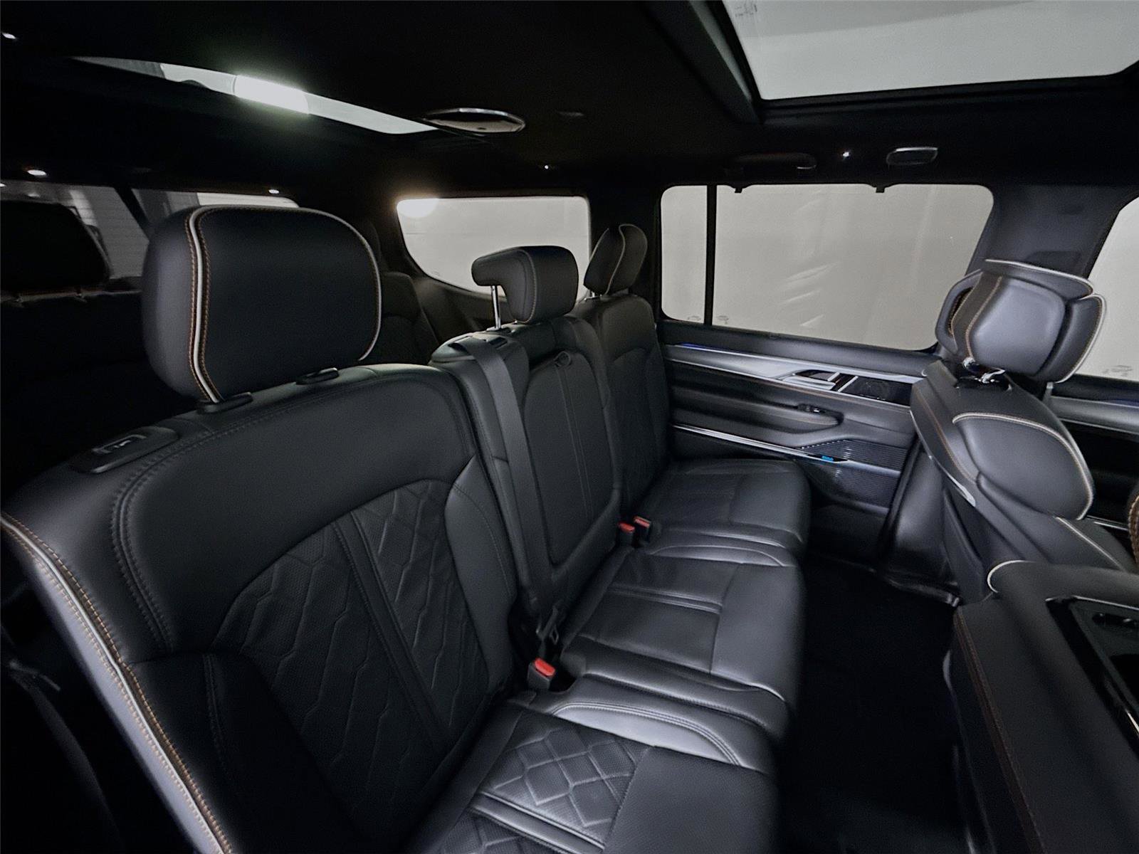 Used 2023 Jeep Grand Wagoneer Series III image 30