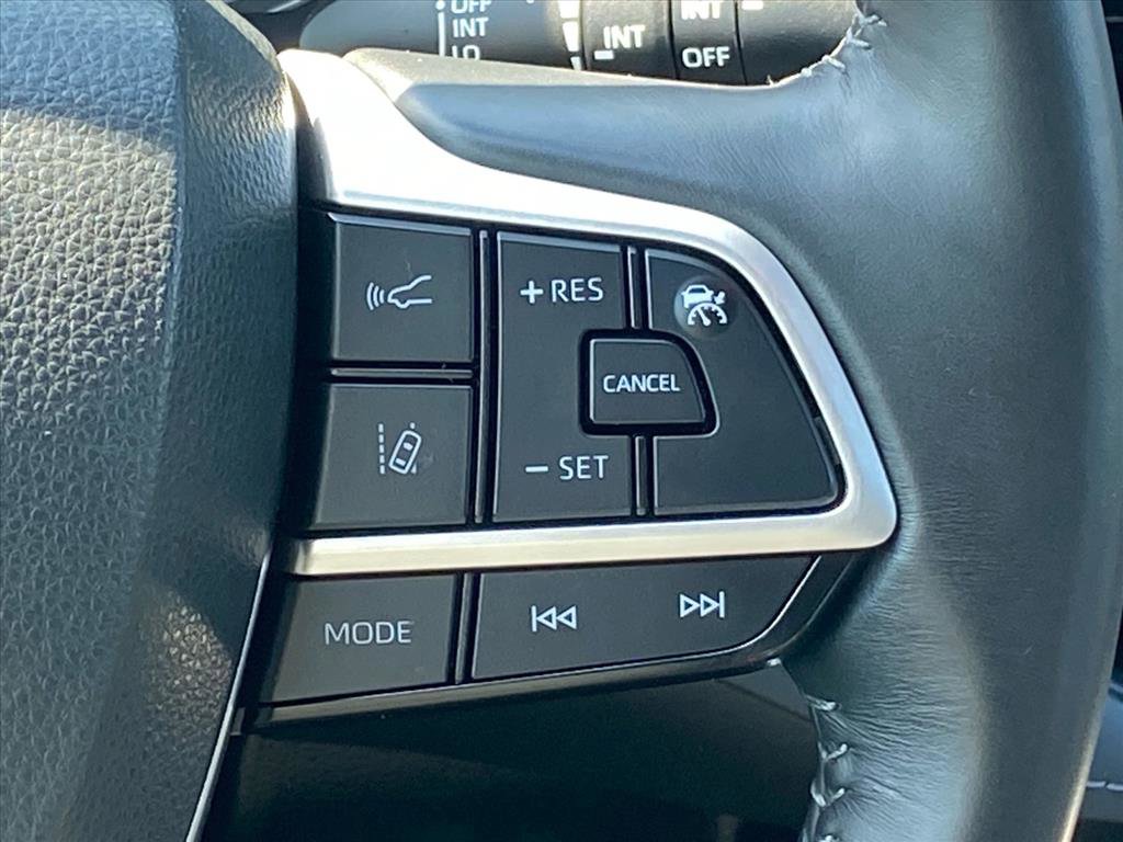 Used 2023 Toyota Highlander XSE AWD/4WD image 7
