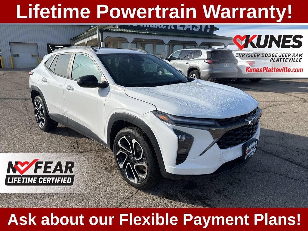 Used 2024 Chevrolet Trax RS w/ Sunroof Package FWD image 3