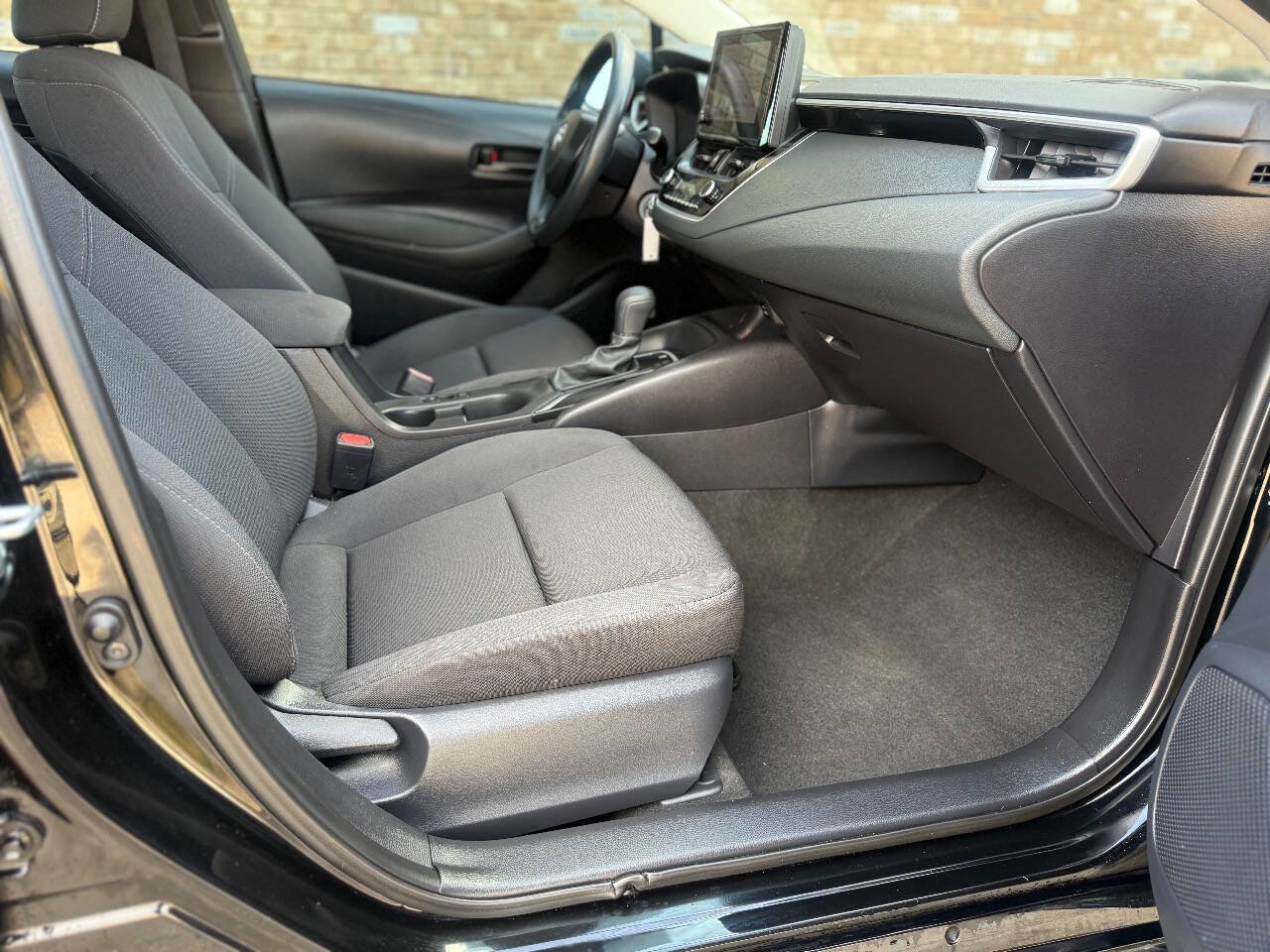 Used 2025 Toyota Corolla LE image 19