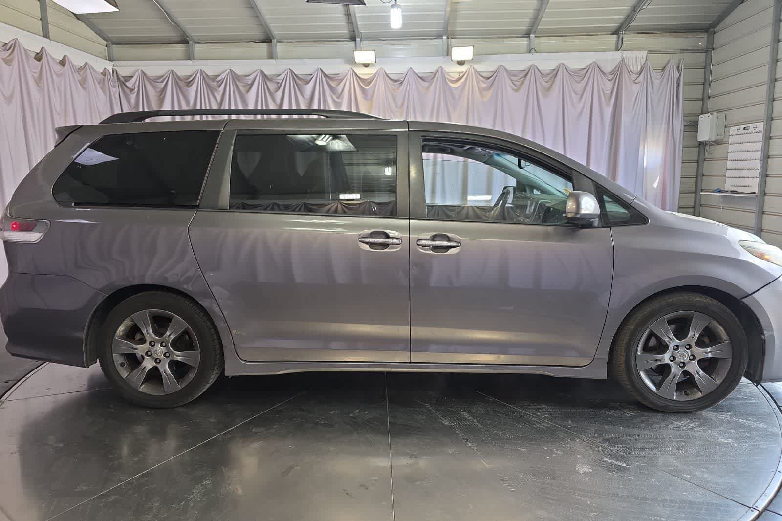 Used 2015 Toyota Sienna SE w/ SE Preferred Package FWD image 9