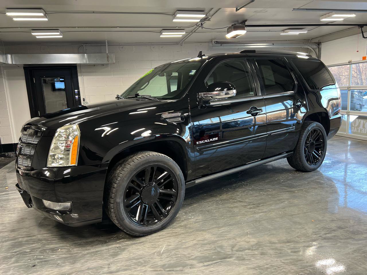 Used 2013 Cadillac Escalade Premium image 4