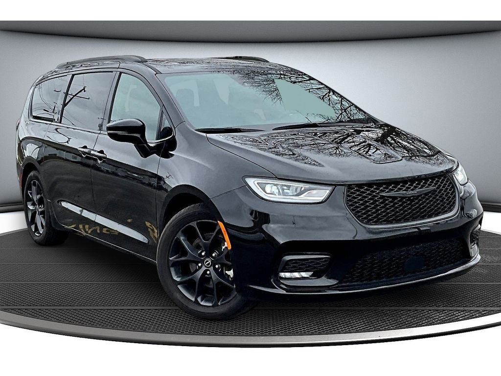 Used 2025 Chrysler Pacifica Limited image 13