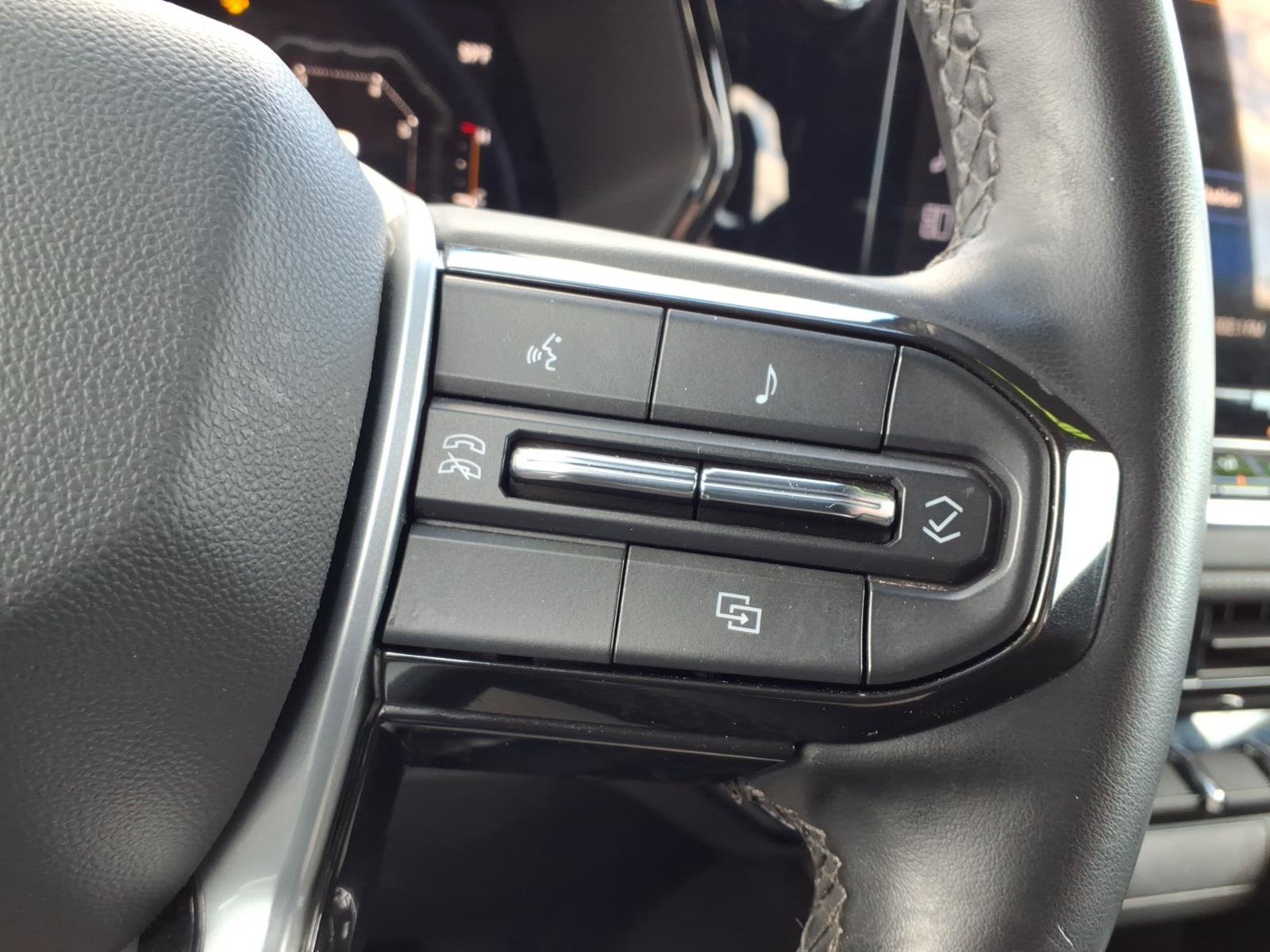 Used 2024 Chevrolet Colorado LT AWD/4WD image 18