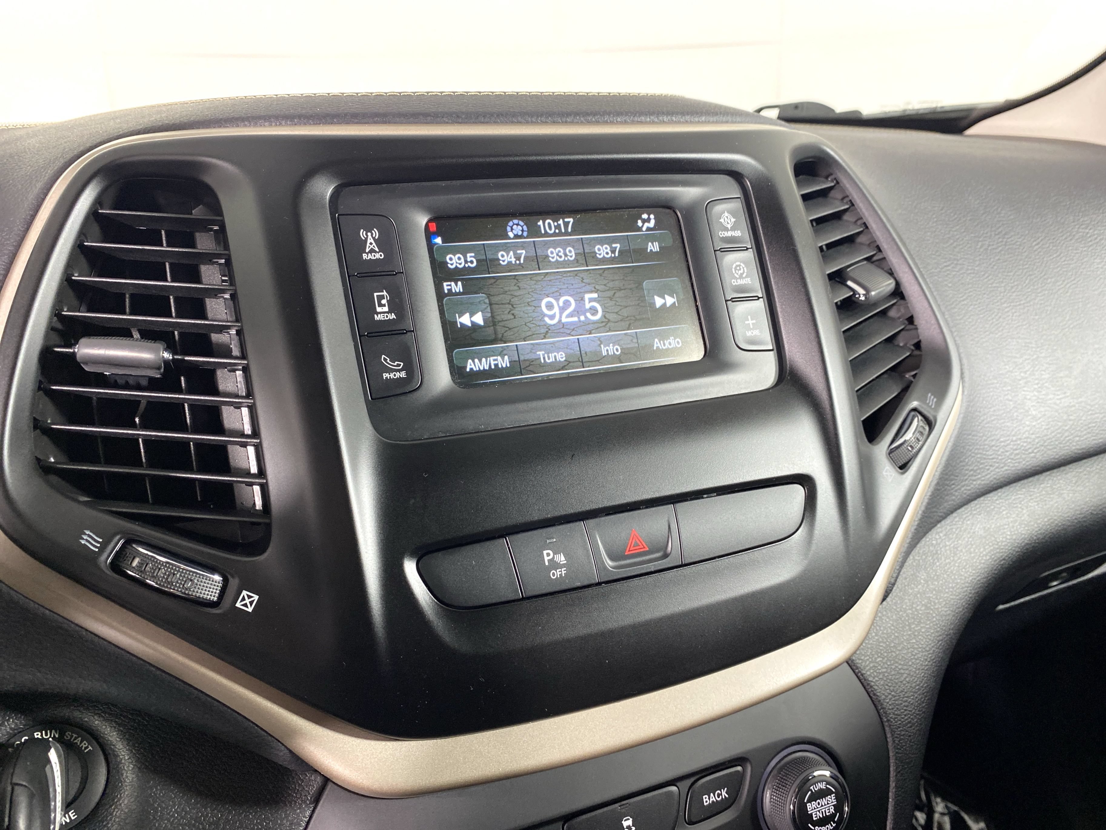 Used 2018 Jeep Cherokee Latitude w/ Safety Group AWD/4WD image 26