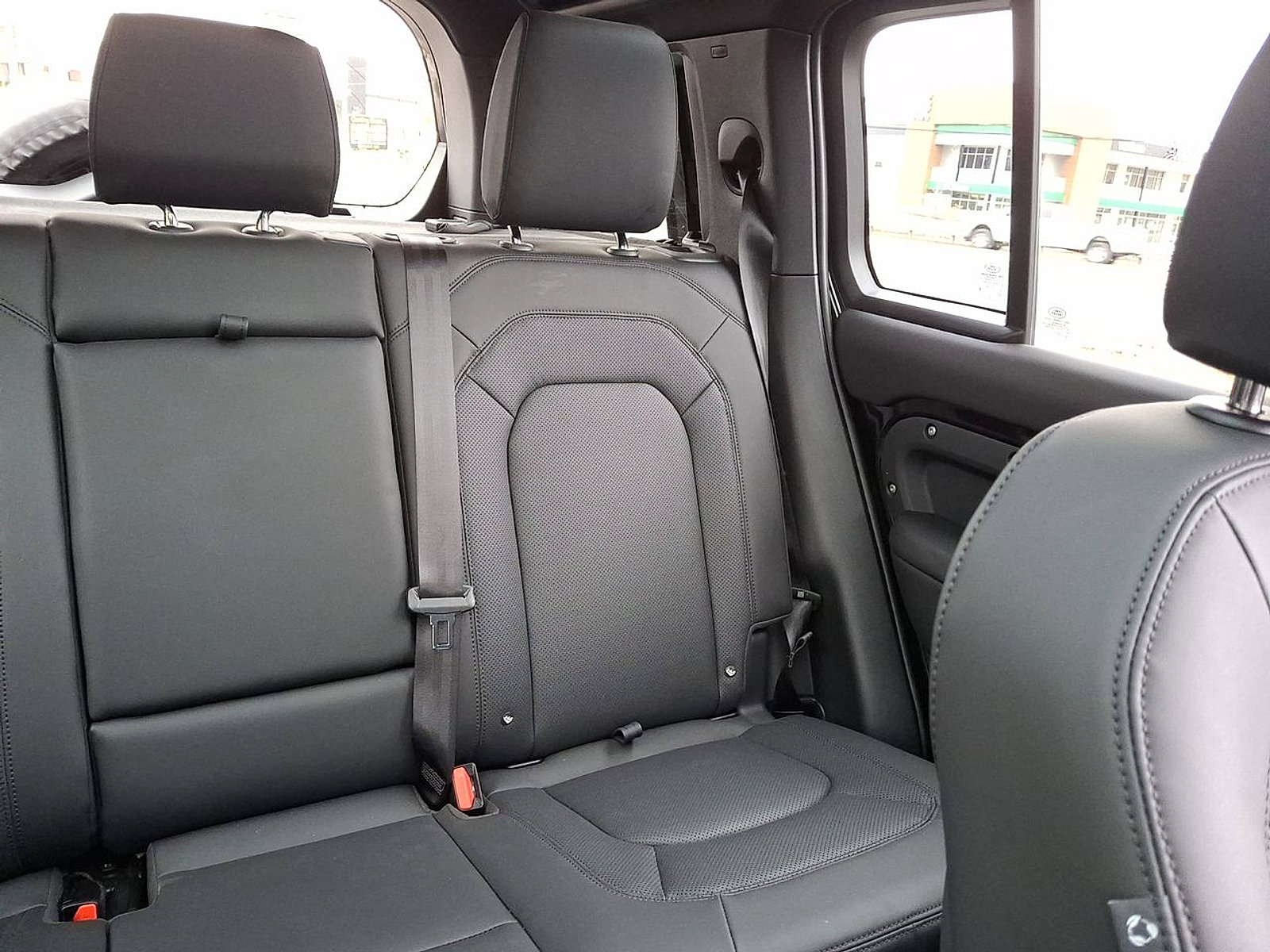 Certified 2025 Land Rover Defender 110 X-Dynamic SE image 14