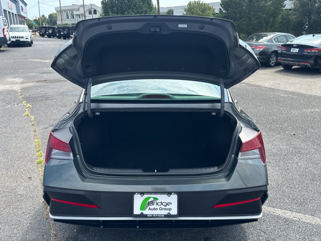 Used 2024 Hyundai Elantra SE FWD image 17