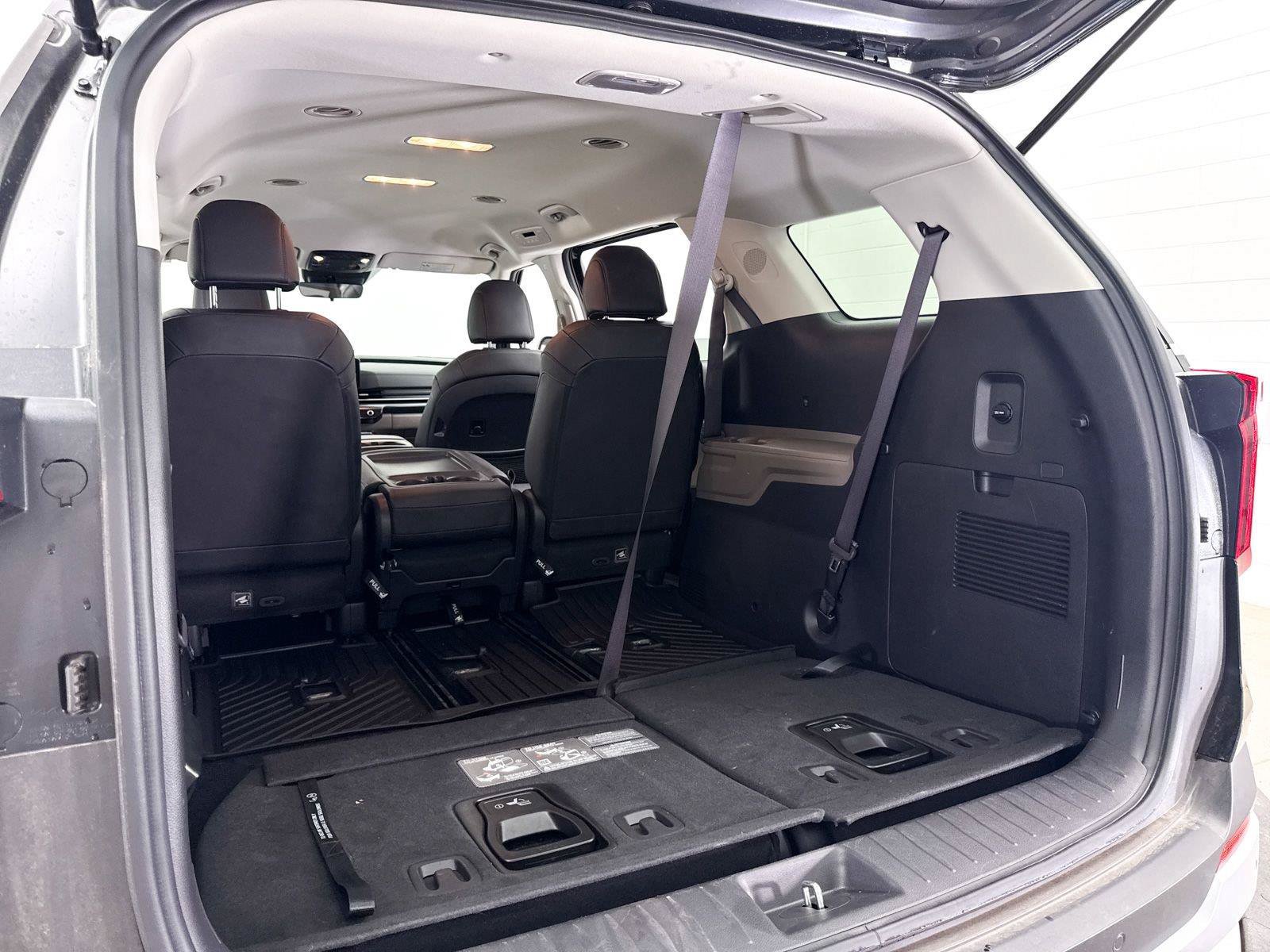 Used 2026 Kia Carnival FWD image 32