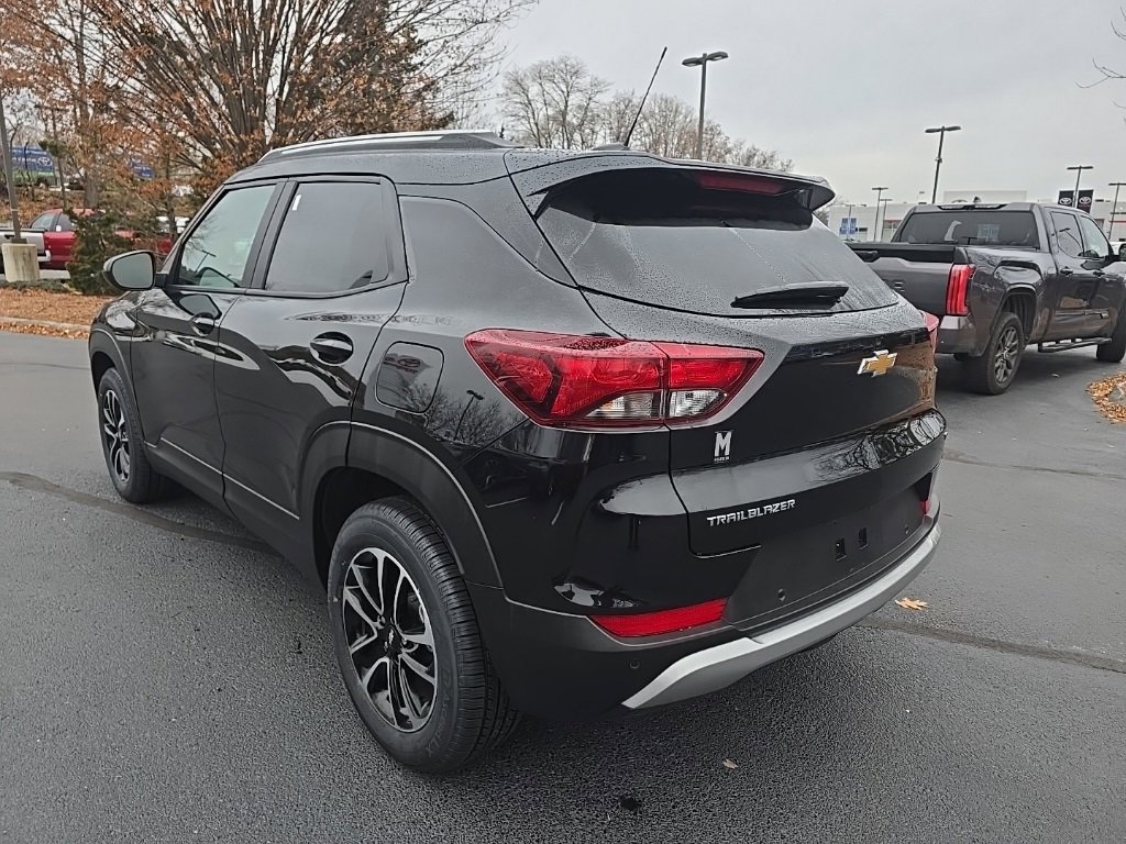 Used 2025 Chevrolet TrailBlazer LT w/ Driver Confidence Package image 5