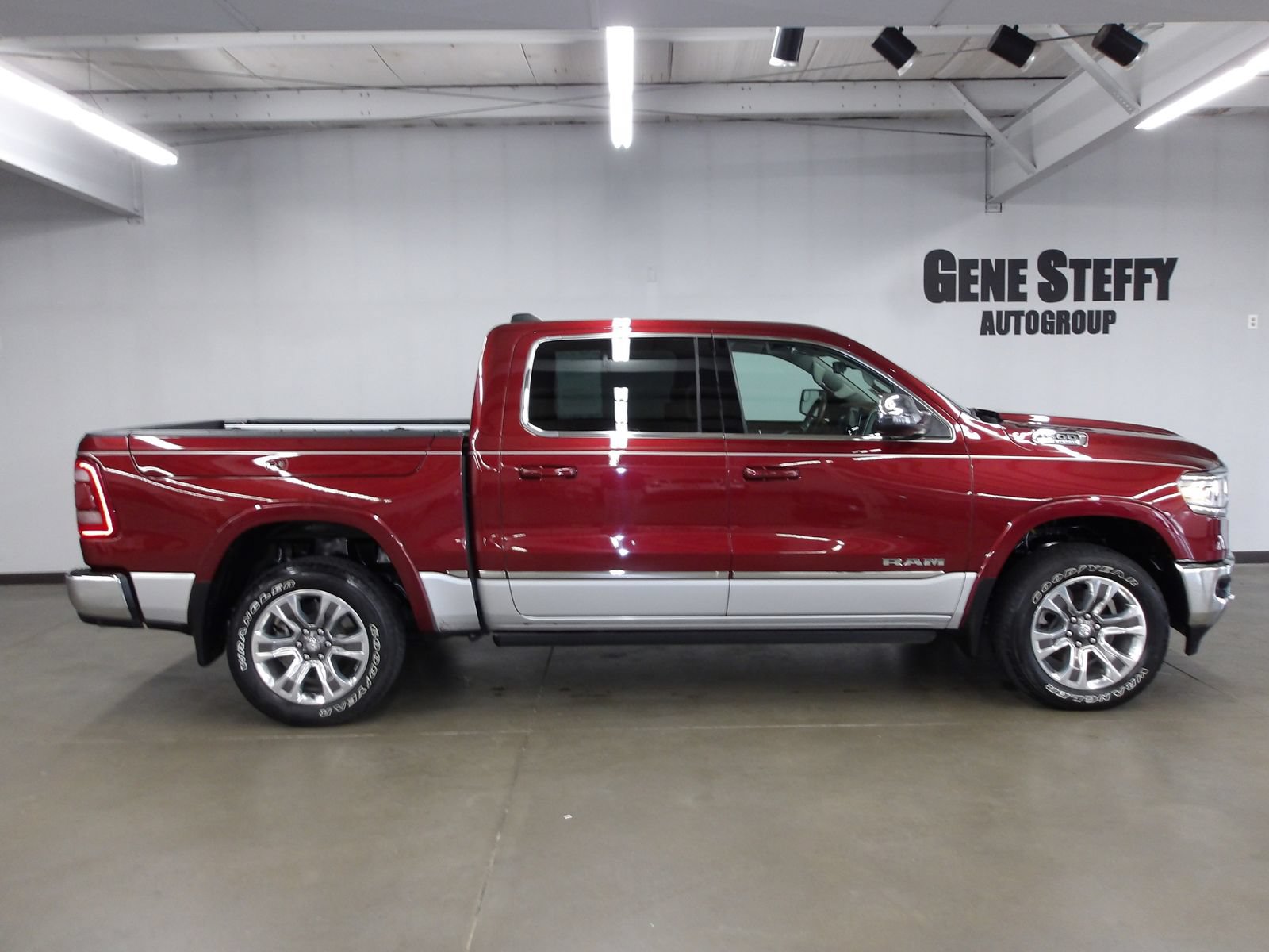 Used 2023 RAM 1500 Limited AWD/4WD image 3