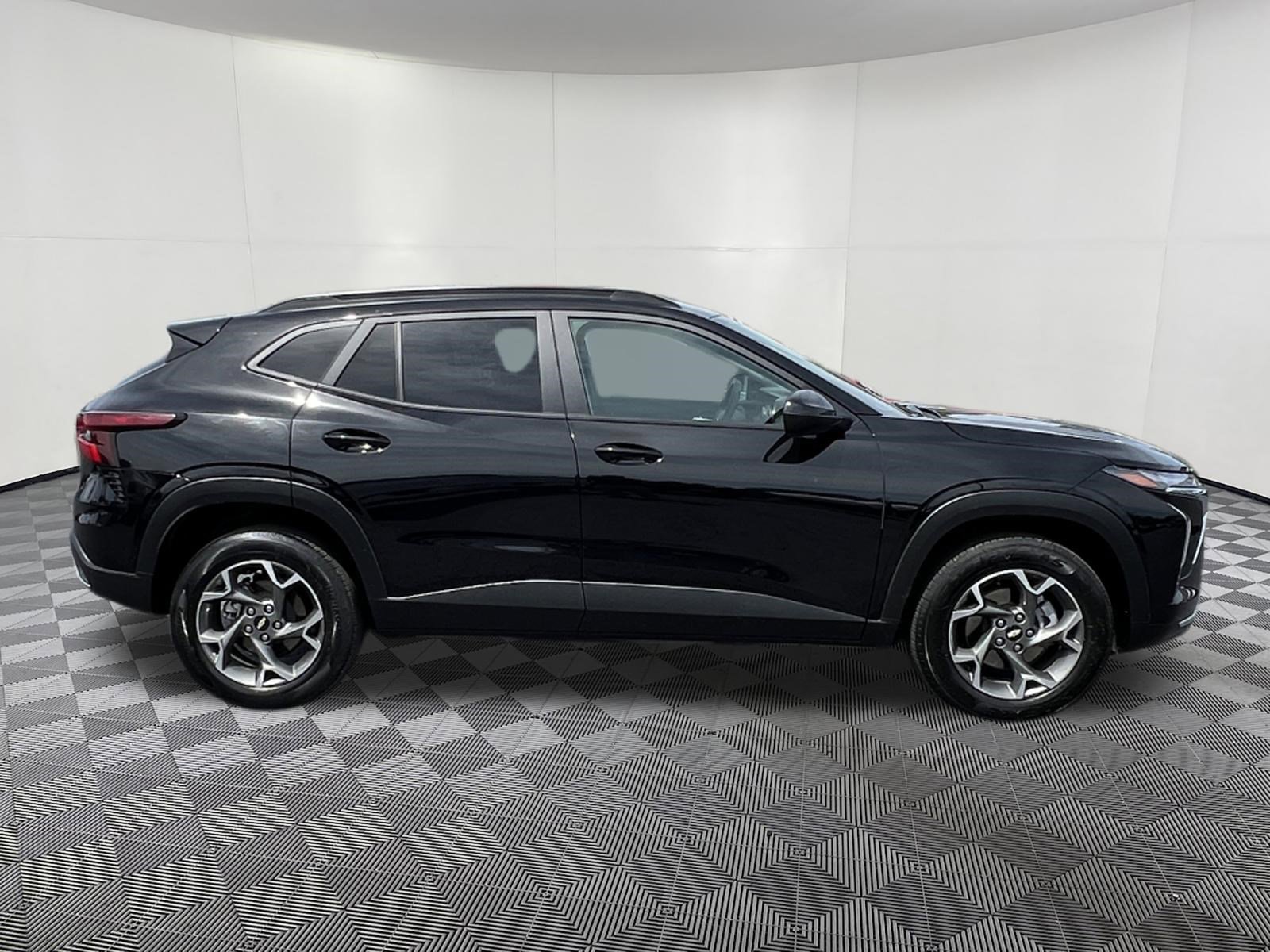 Used 2025 Chevrolet Trax LT FWD image 7