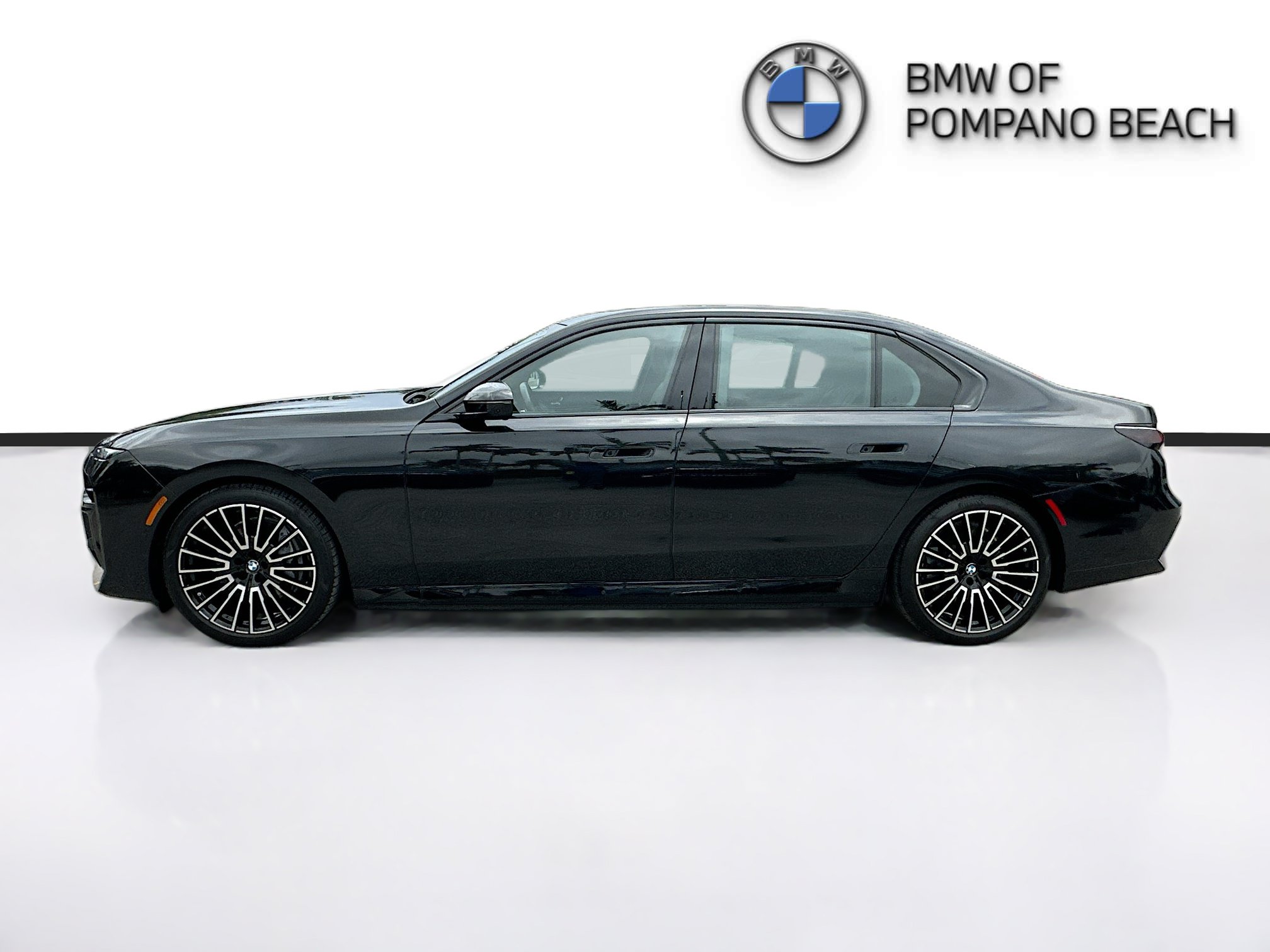 Used 2024 BMW i7 xDrive60 w/ Executive Package AWD/4WD image 4