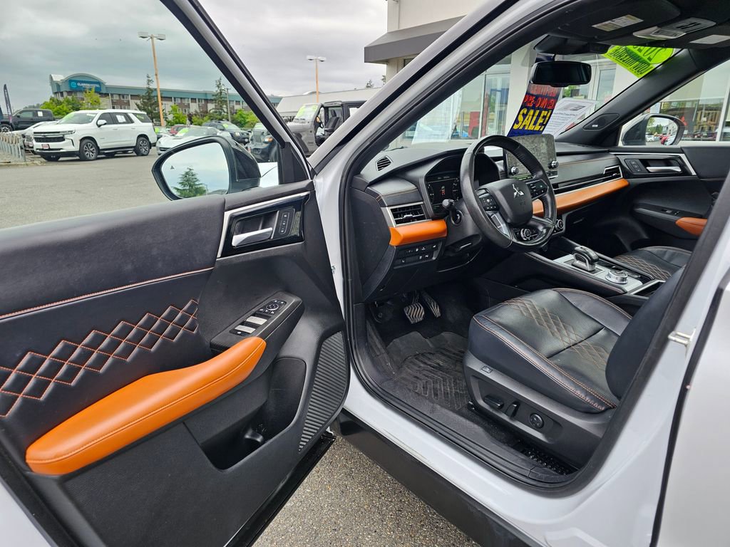 Used 2023 Mitsubishi Outlander SEL AWD/4WD image 16