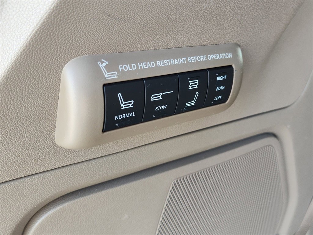 Used 2012 Chrysler Town & Country Limited w/ Luxury Group image 10