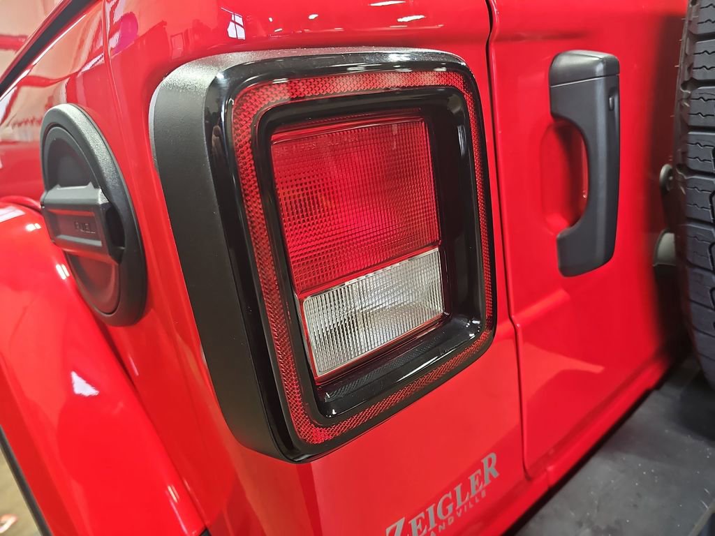 Used 2022 Jeep Wrangler Unlimited Sahara w/ Cold Weather Group image 34