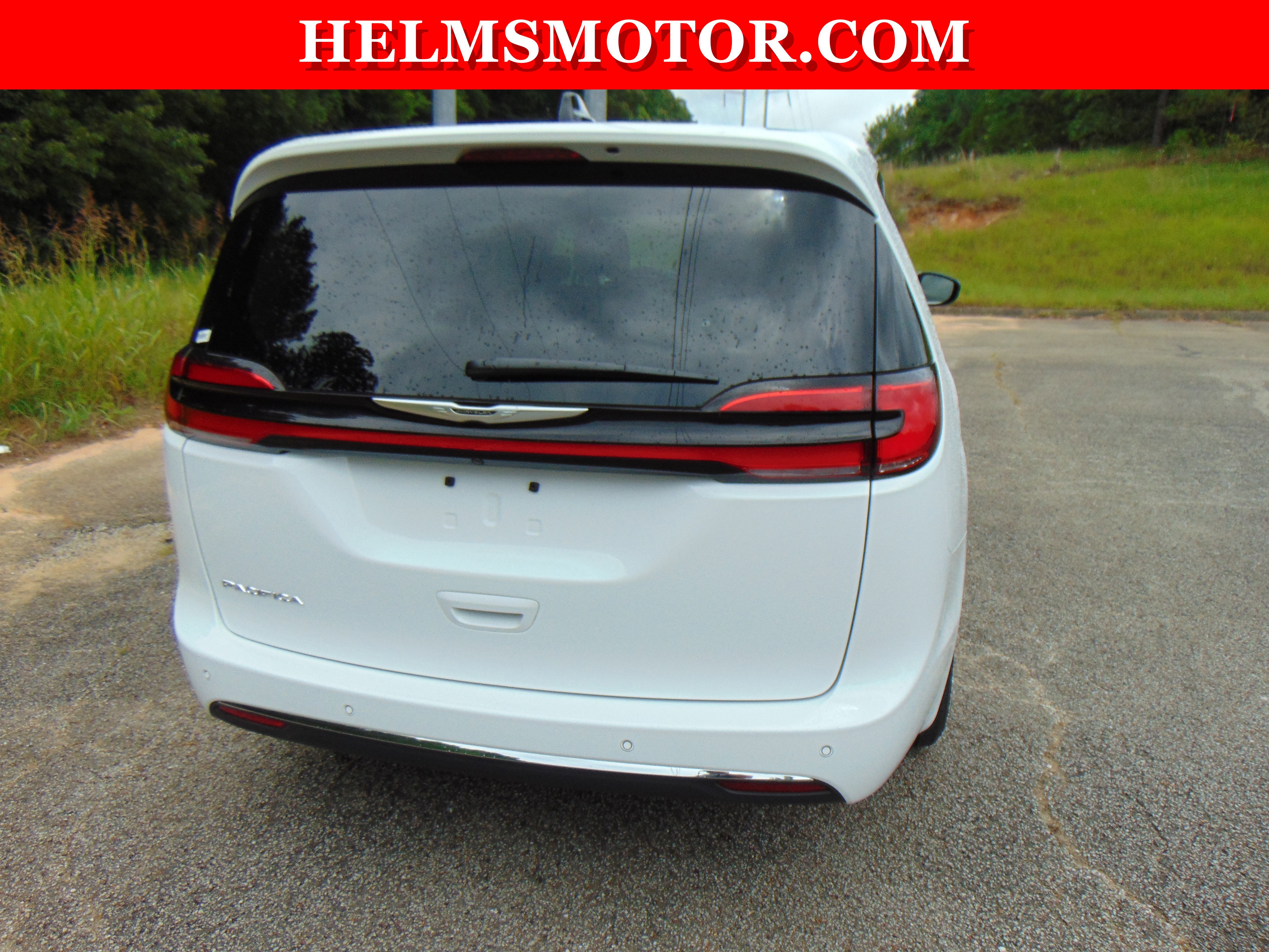 Used 2024 Chrysler Pacifica Touring-L image 18