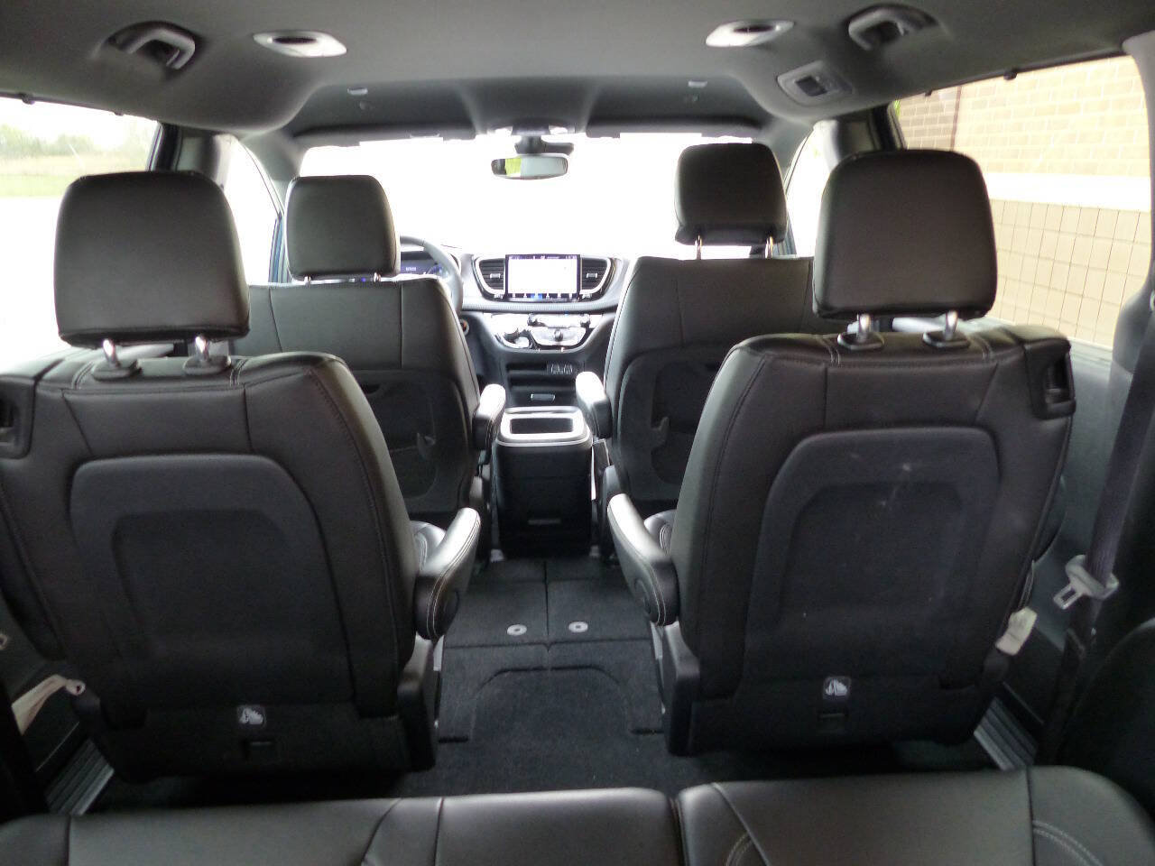 Used 2025 Chrysler Pacifica Select FWD image 24