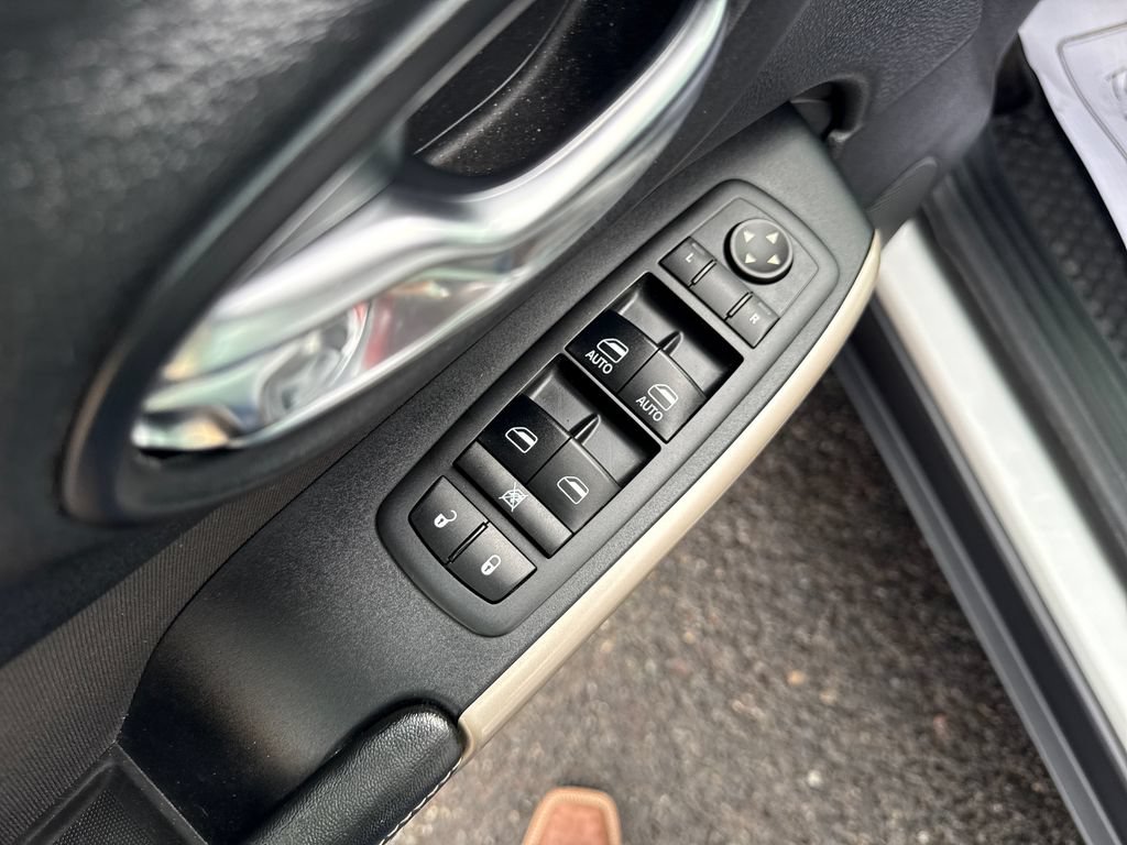 Used 2017 Jeep Cherokee Latitude w/ Cold Weather Group AWD/4WD image 13