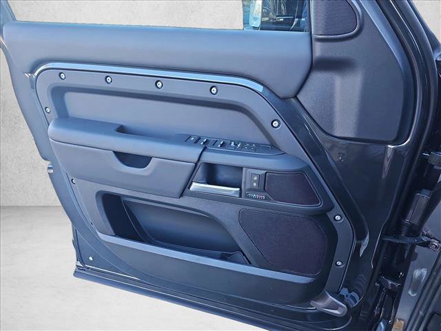 Used 2025 Land Rover Defender 110 X-Dynamic SE image 26