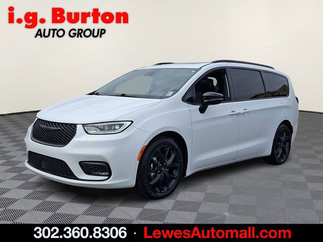 Used 2025 Chrysler Pacifica Limited image 3