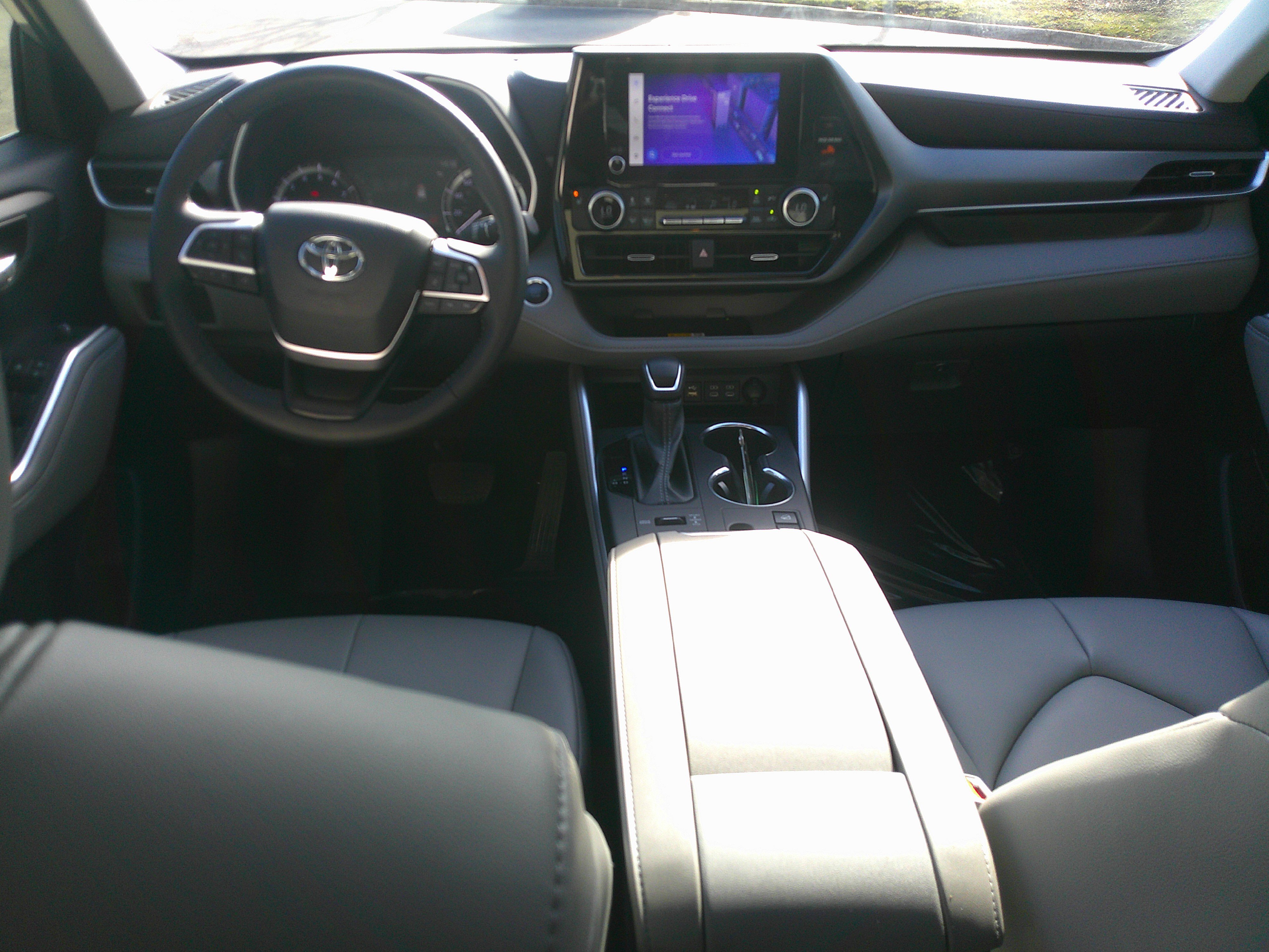 Used 2024 Toyota Highlander XLE image 32