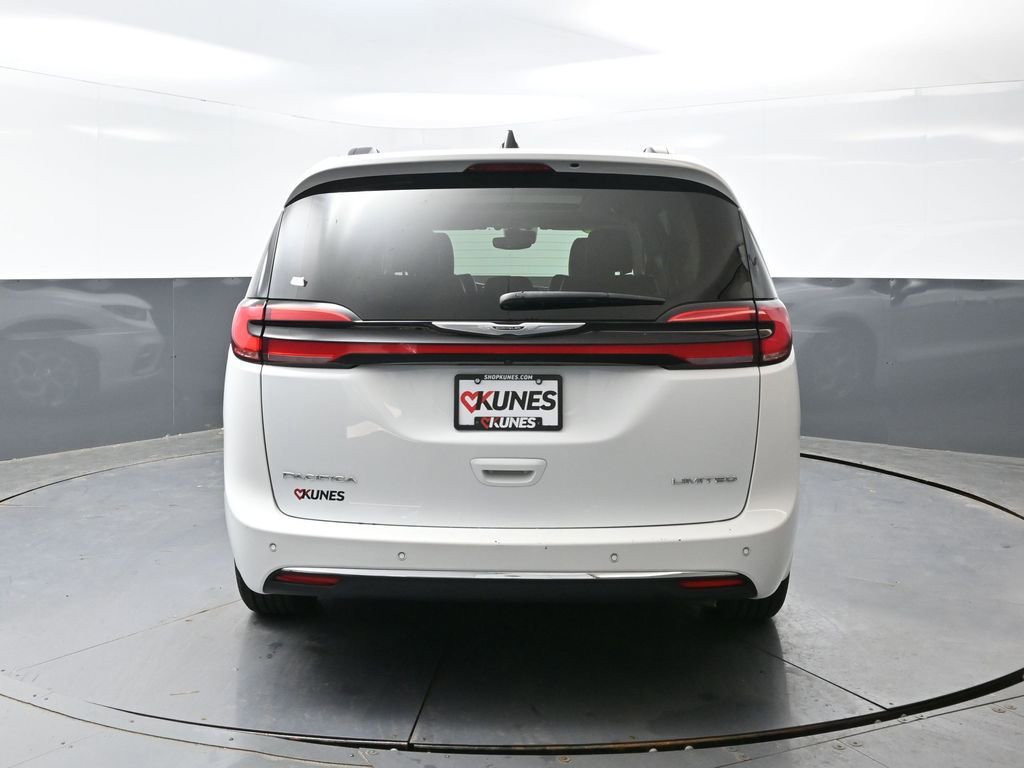 Used 2023 Chrysler Pacifica Limited FWD image 13