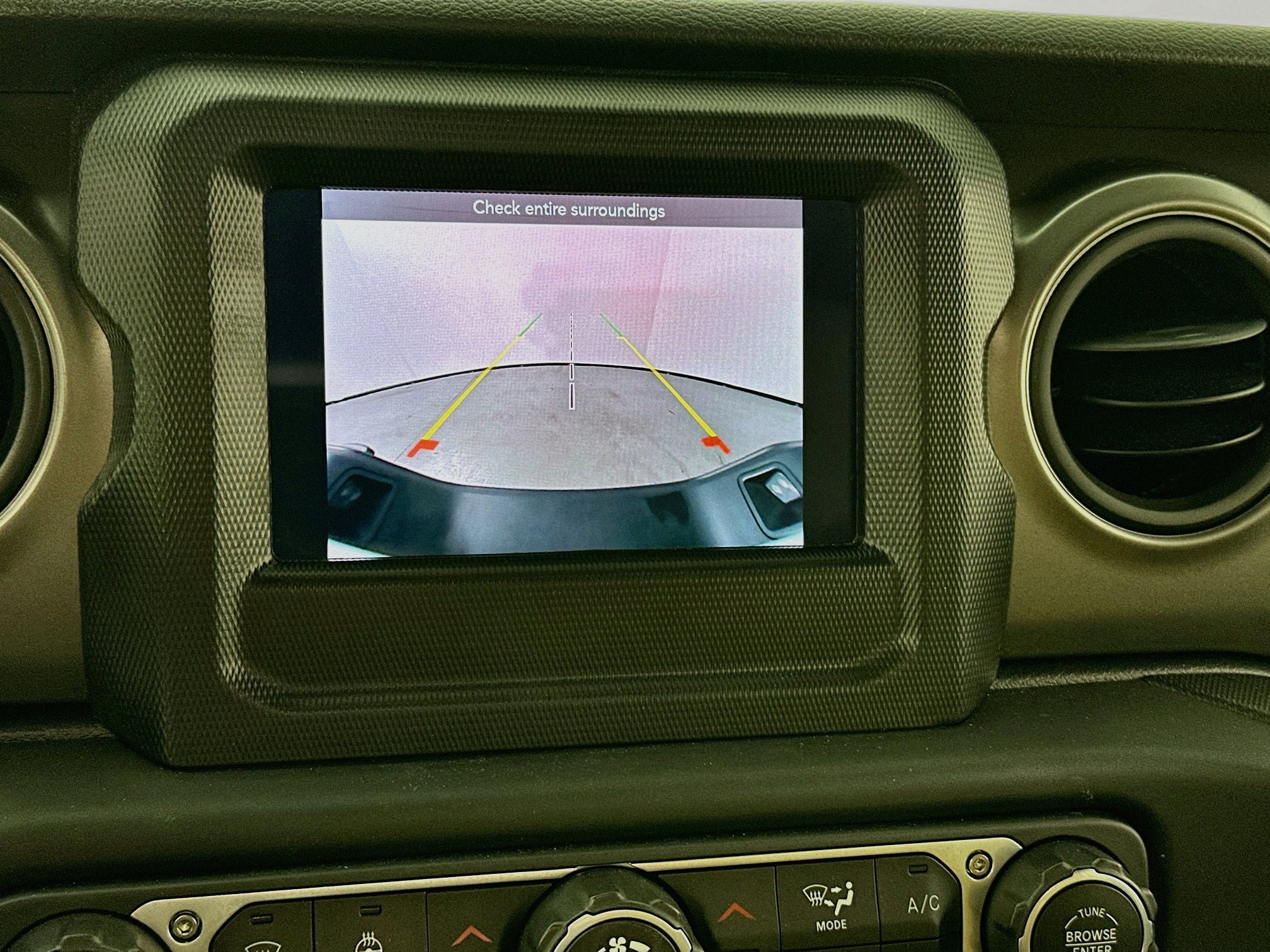 Used 2023 Jeep Gladiator Willys AWD/4WD image 13