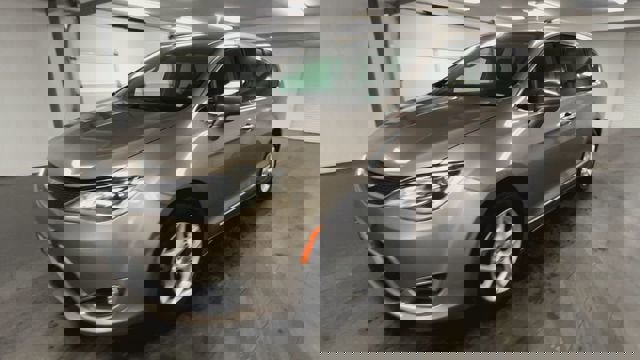 Used 2017 Chrysler Pacifica Touring-L w/ Tire & Wheel Group image 4