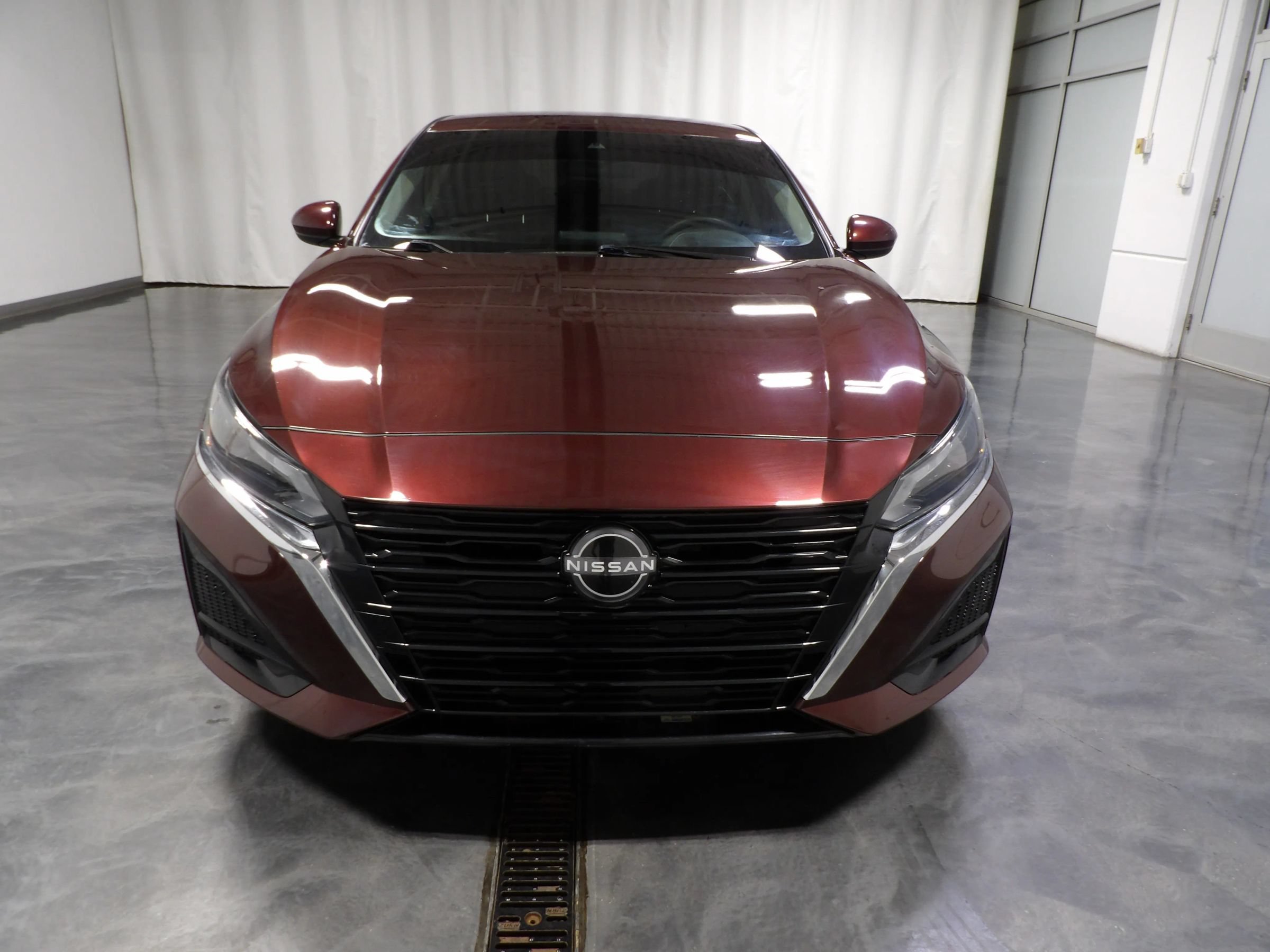 Used 2023 Nissan Altima 2.5 SV FWD image 2