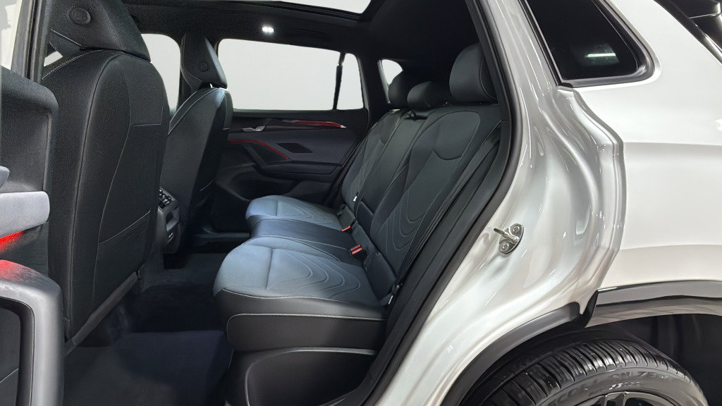 Certified 2025 Volkswagen Tiguan SE R-Line AWD/4WD image 30