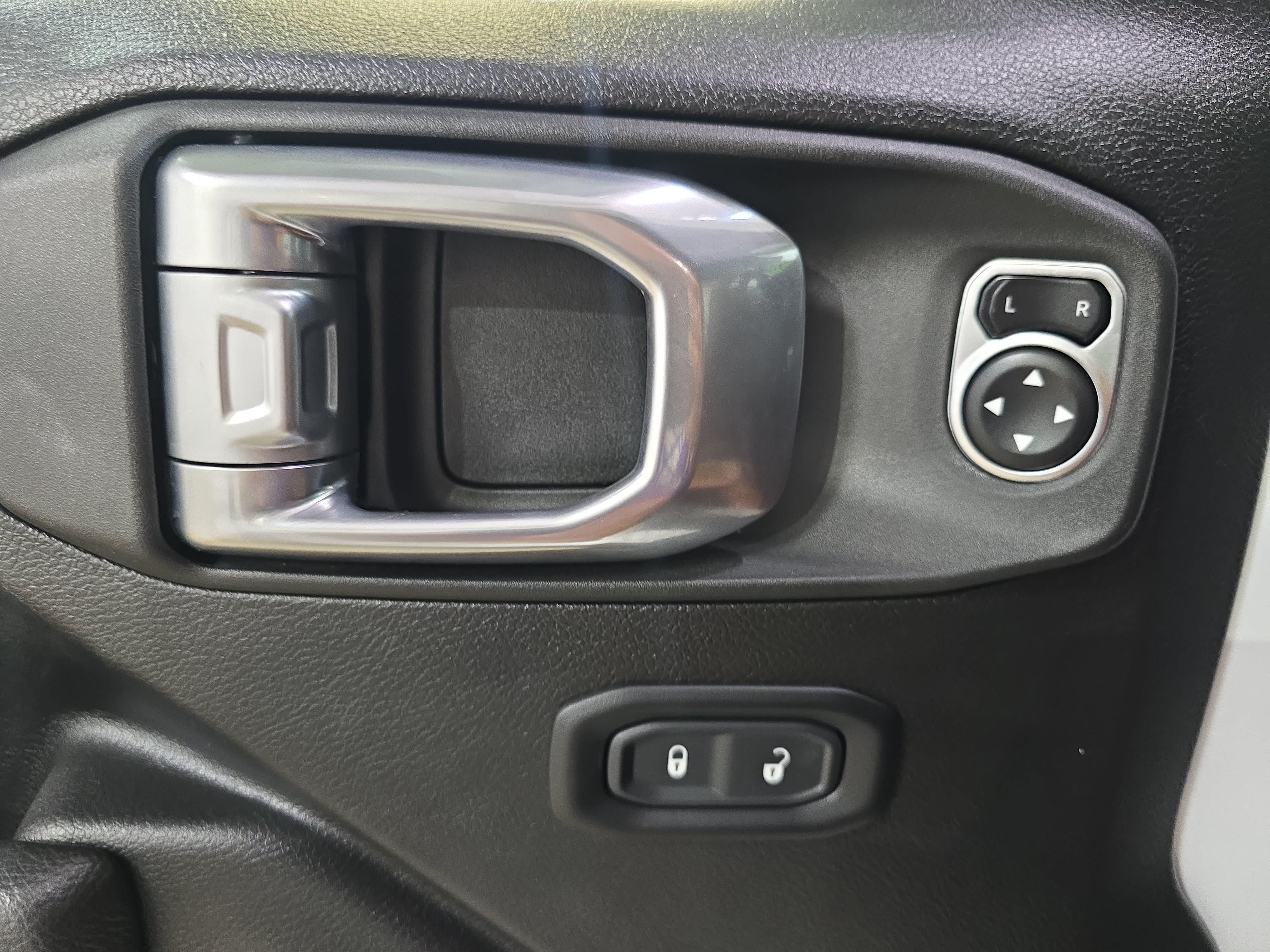 Used 2024 Jeep Wrangler Unlimited AWD/4WD image 25