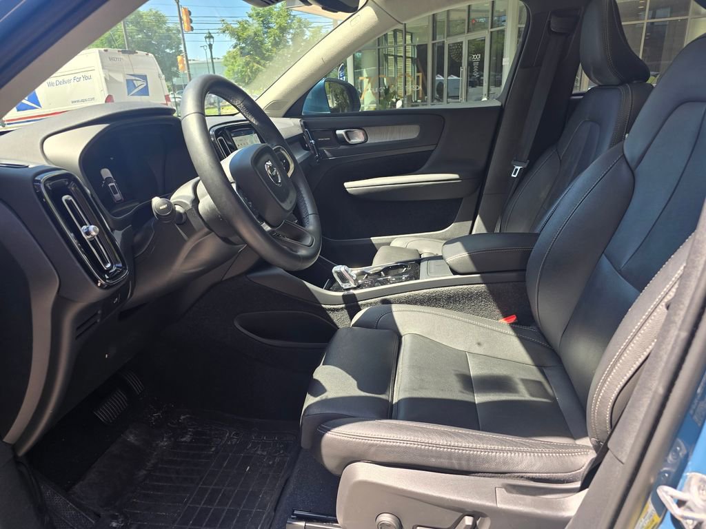 Used 2024 Volvo XC40 B5 Ultimate w/ Protection Package Premier AWD/4WD image 8