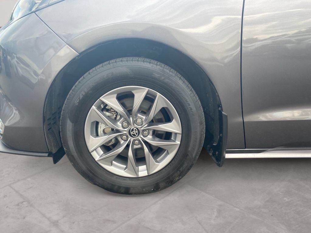 Used 2024 Toyota Sienna XLE FWD image 14