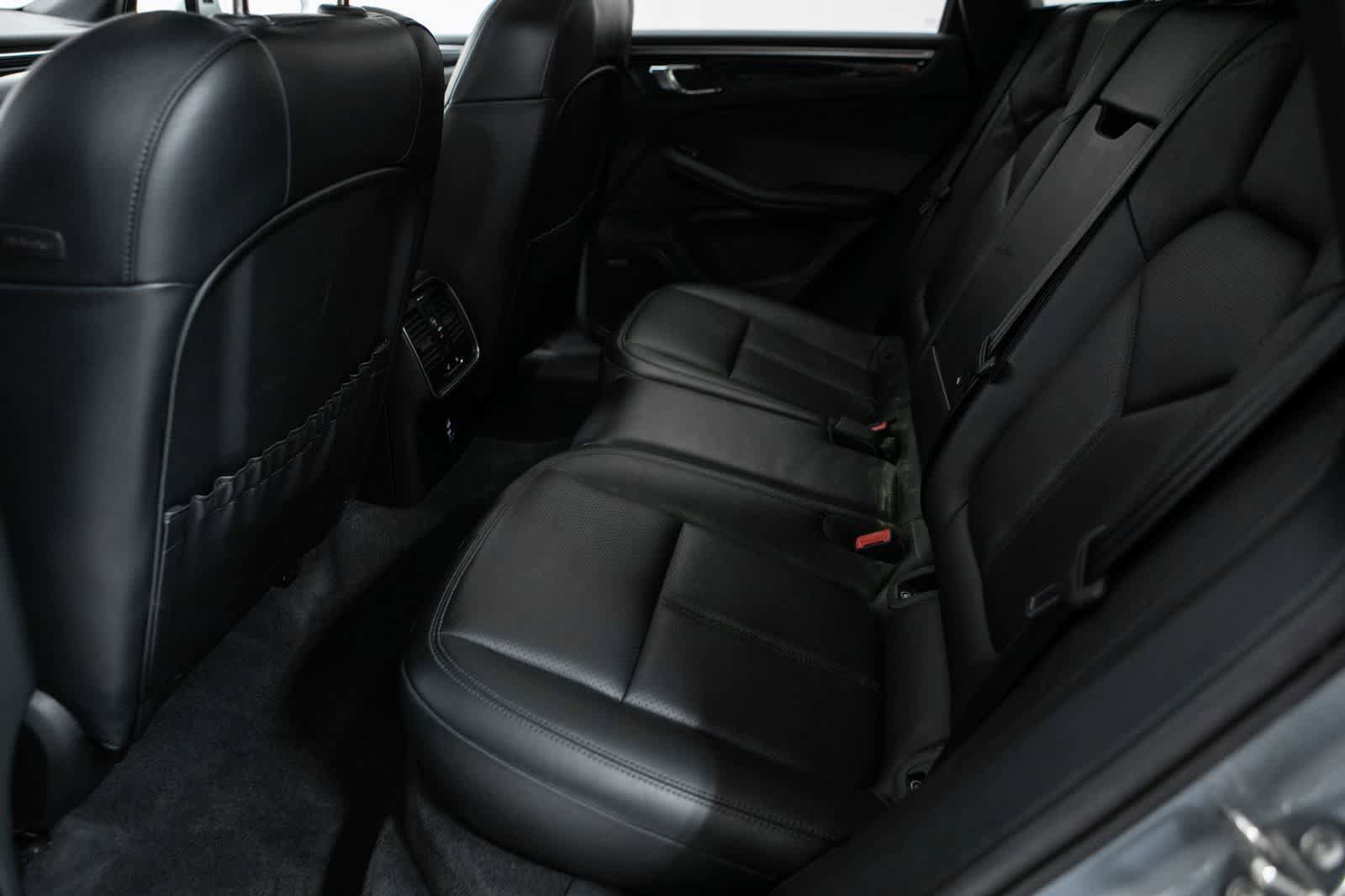 Certified 2024 Porsche Macan AWD/4WD image 34