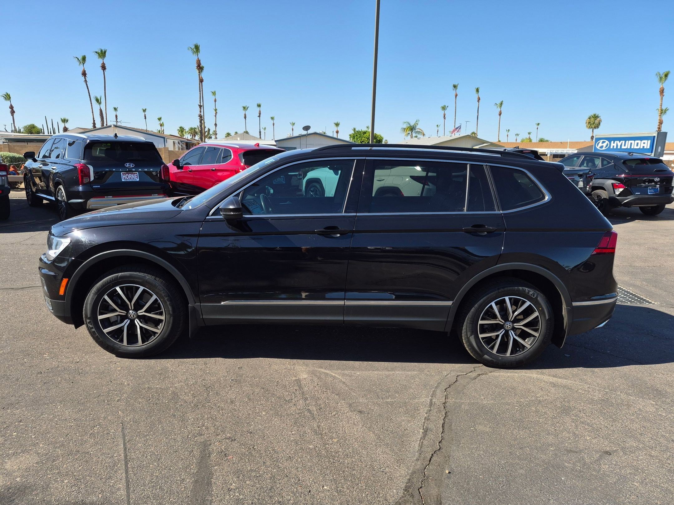 Used 2021 Volkswagen Tiguan SE w/ Panoramic Sunroof Package FWD image 9